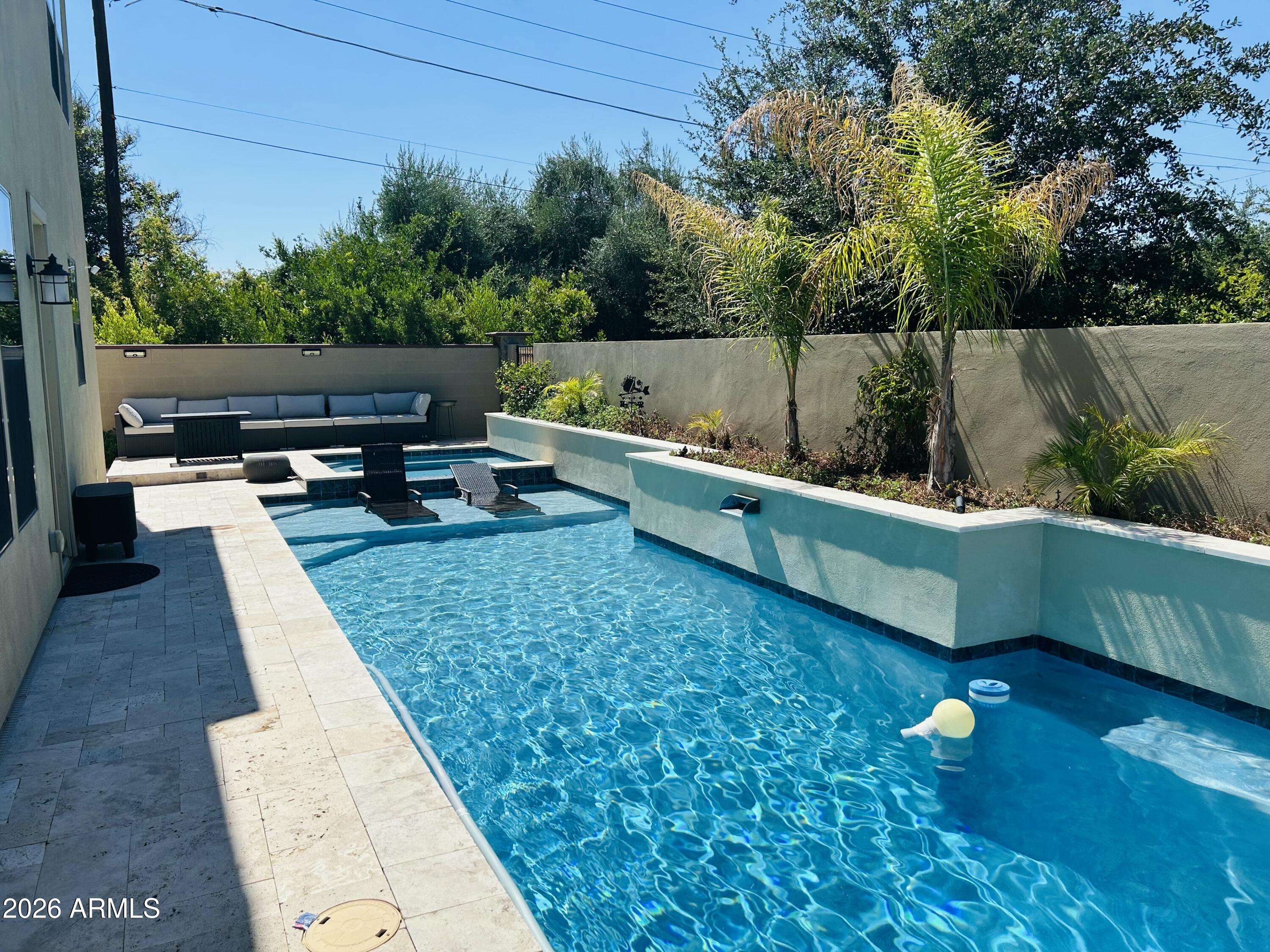 1910 E MISSOURI Avenue