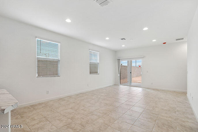 492 W BUNKER HILL Street