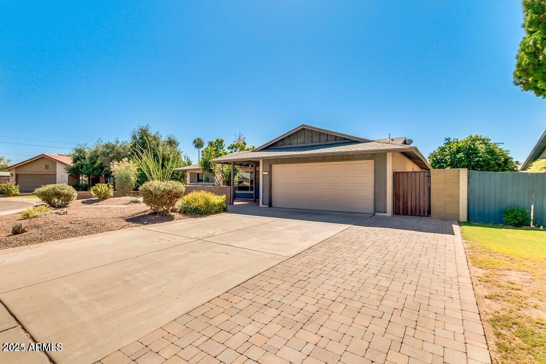 831 E STEPHENS Drive