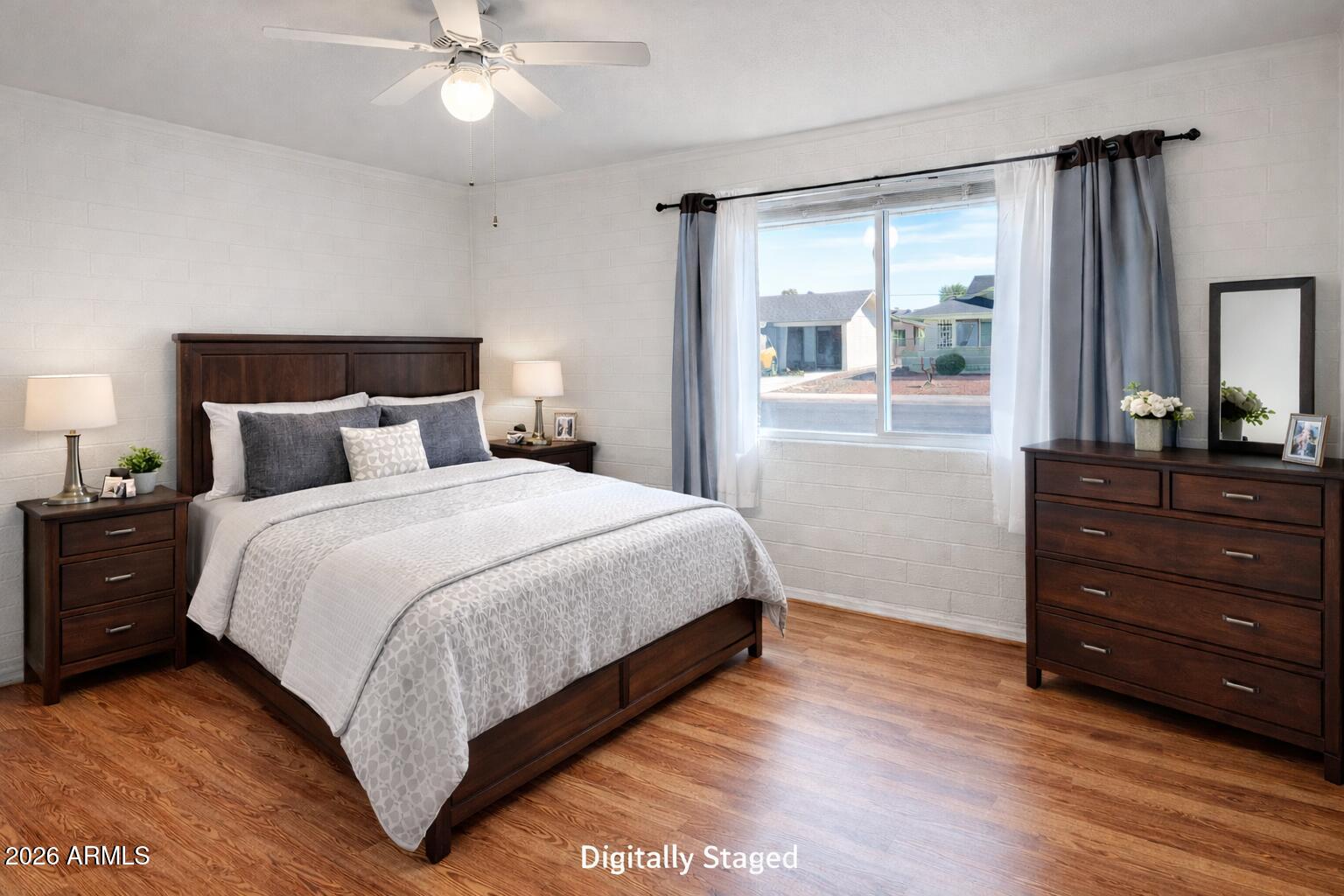 10136 W DESERT HILLS Drive