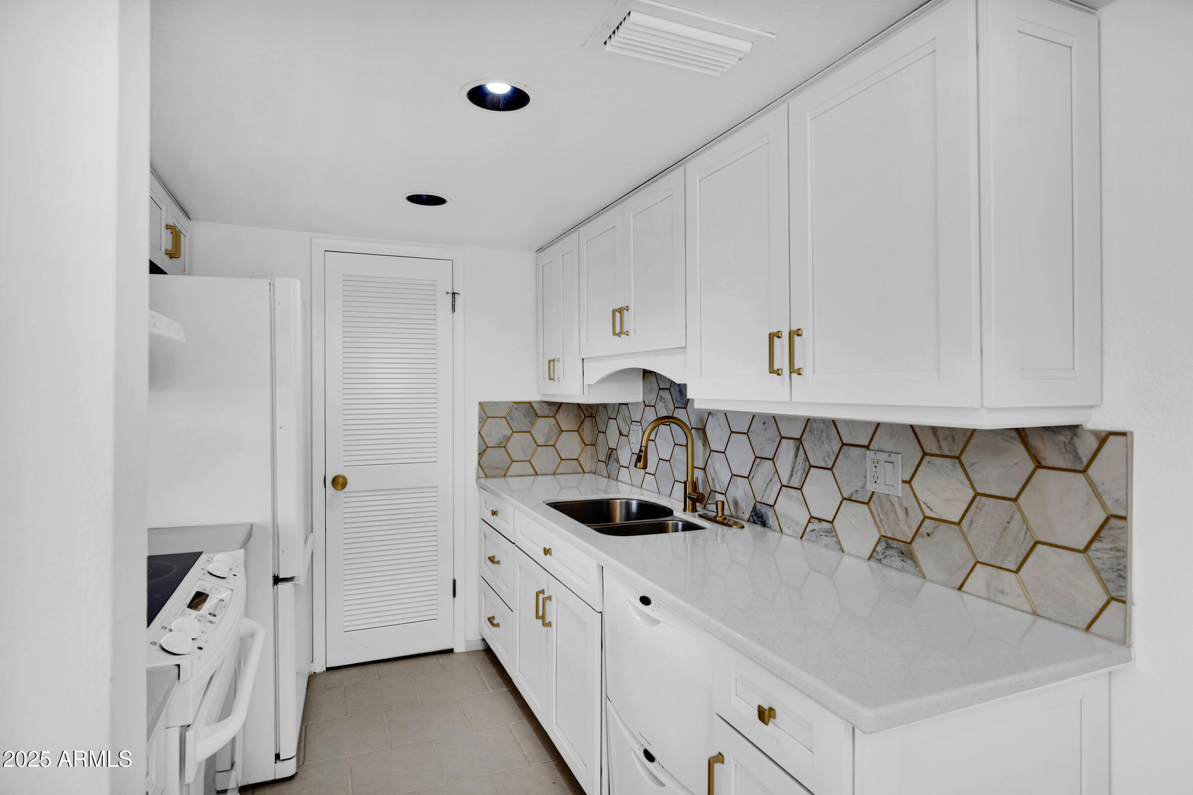 8017 E GLENROSA Avenue