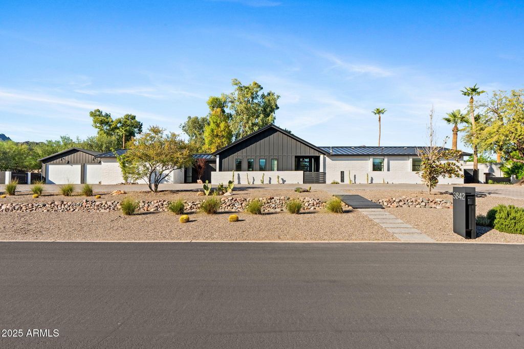 Photo of 3842 E San Miguel Avenue, Paradise Valley, AZ 85253 (MLS # 6935885)