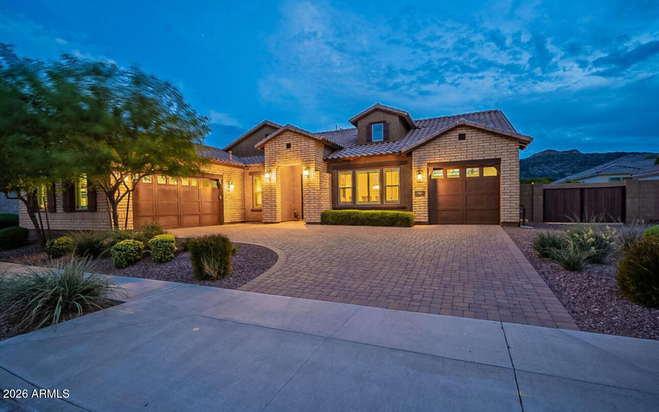 2915 E CONSTANCE Way