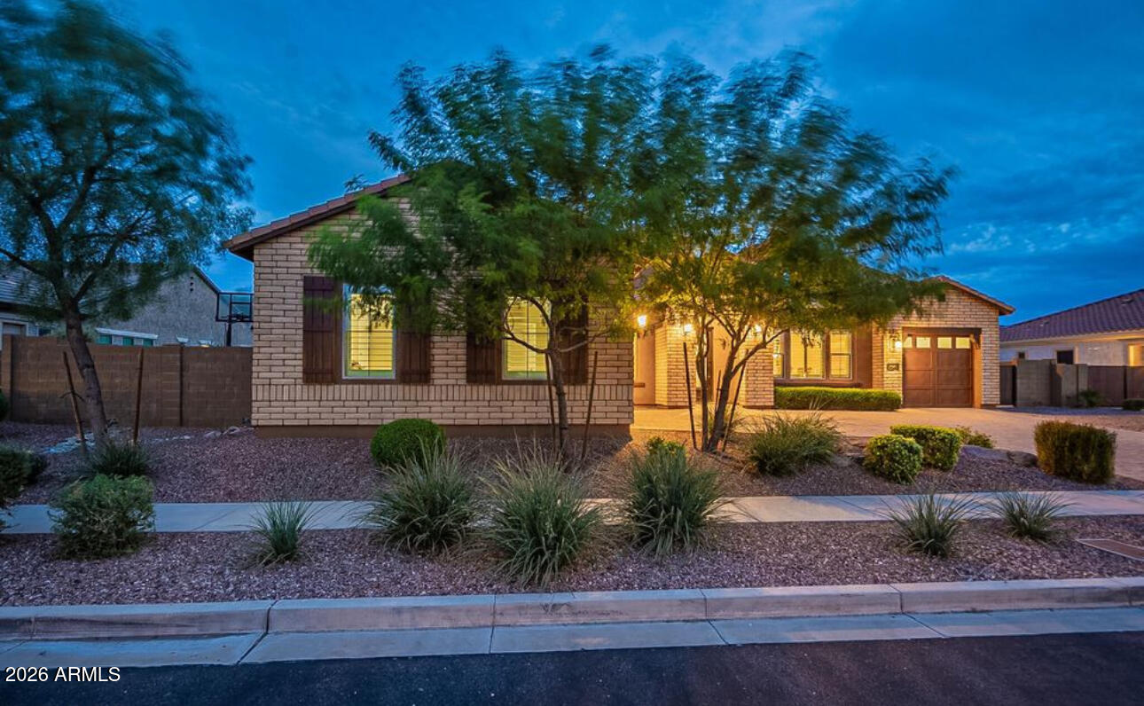 2915 E CONSTANCE Way