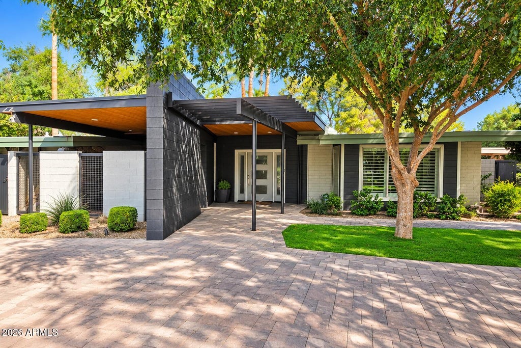 Photo of 318 W Lawrence Road, Phoenix, AZ 85013 (MLS # 7094527)