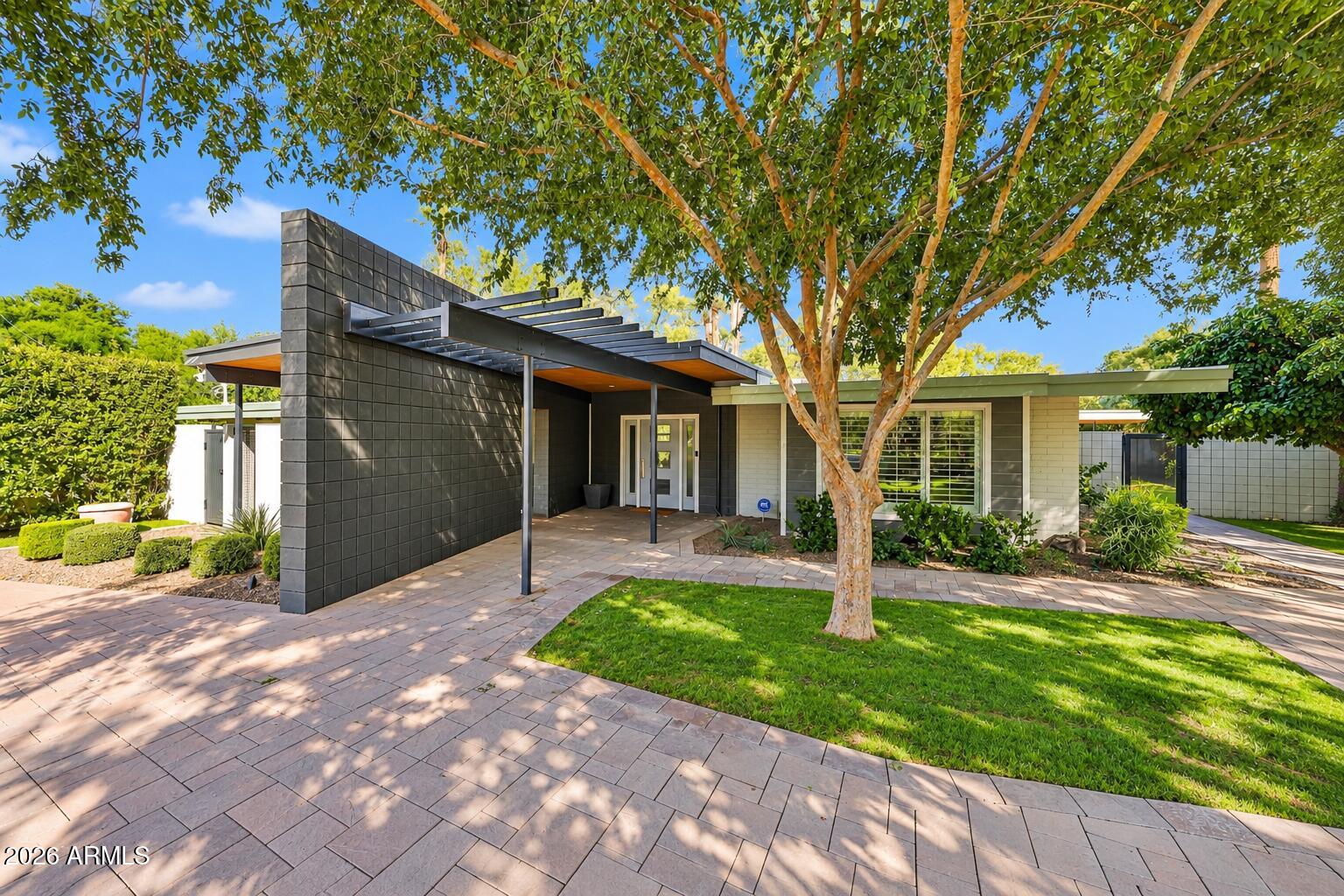 318 W LAWRENCE Road