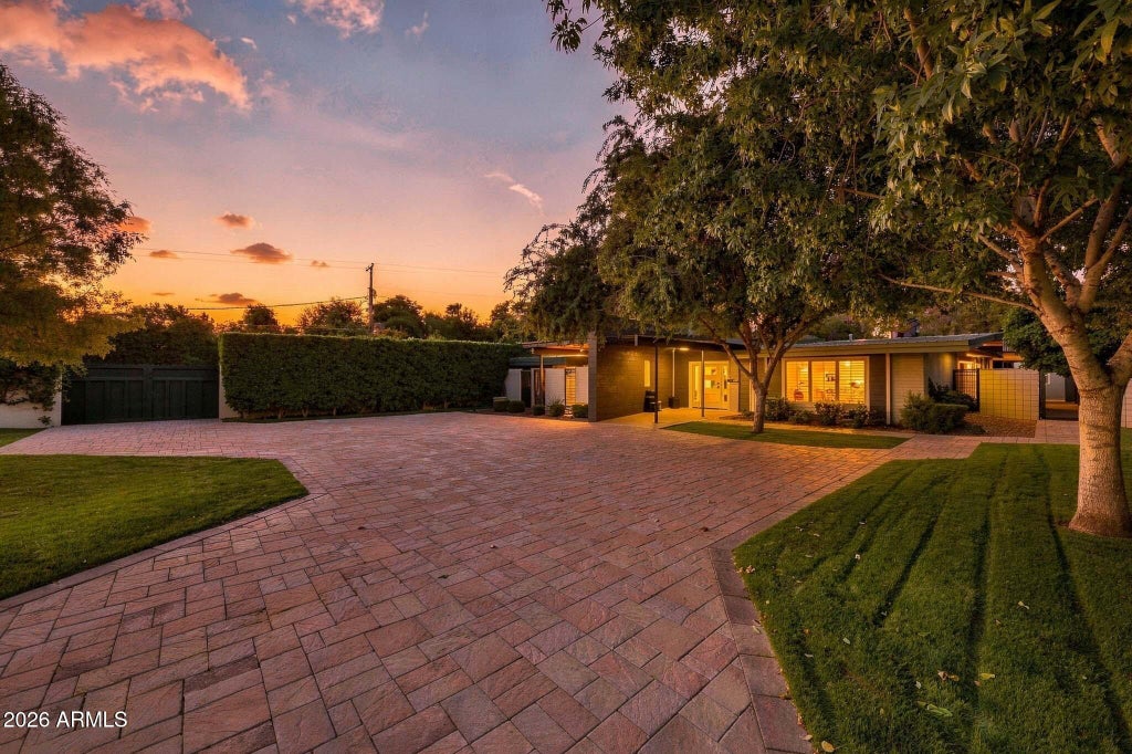 Photo of 318 W Lawrence Road, Phoenix, AZ 85013 (MLS # 7094527)