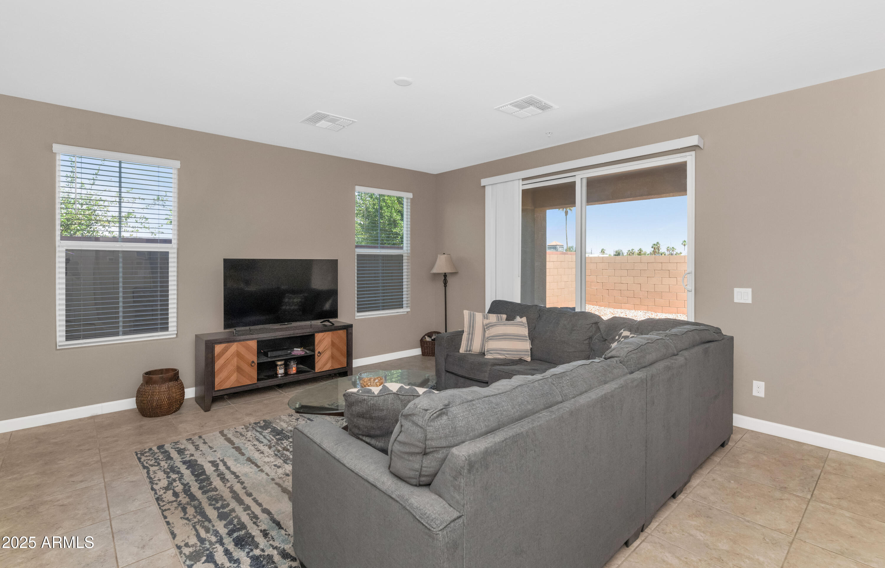 1255 N ARIZONA Avenue 1251