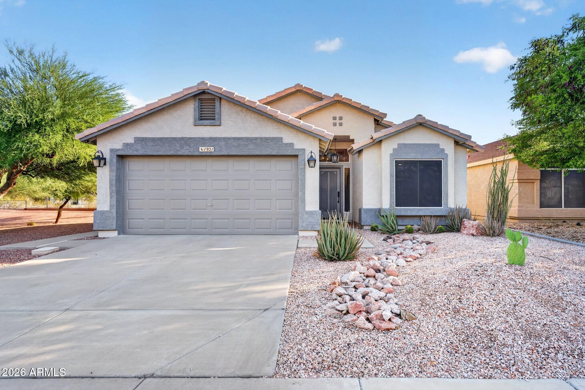1921 E SIESTA Lane