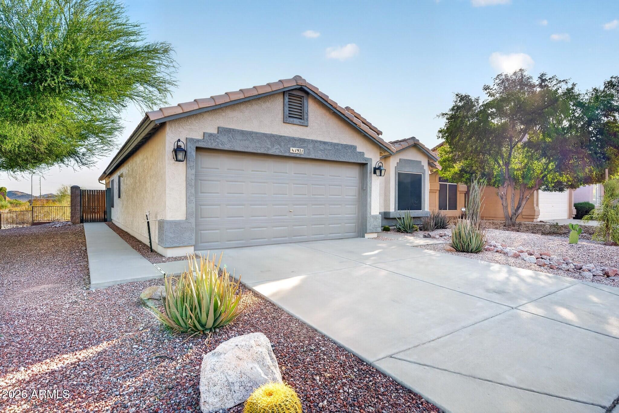 1921 E SIESTA Lane