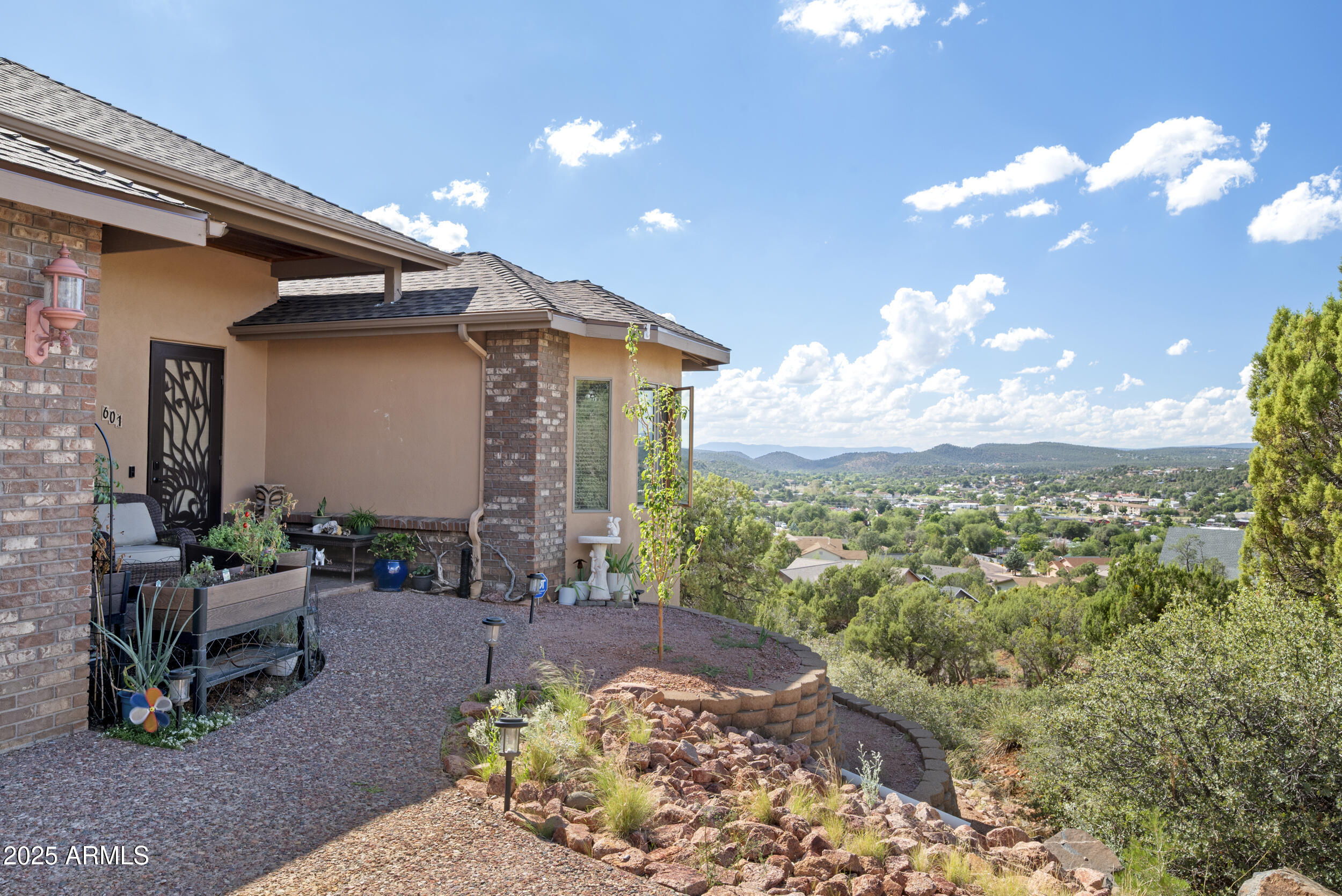 601 E HUNTER Drive