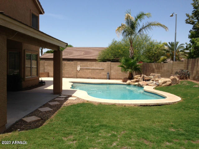6824 W ROSE GARDEN Lane