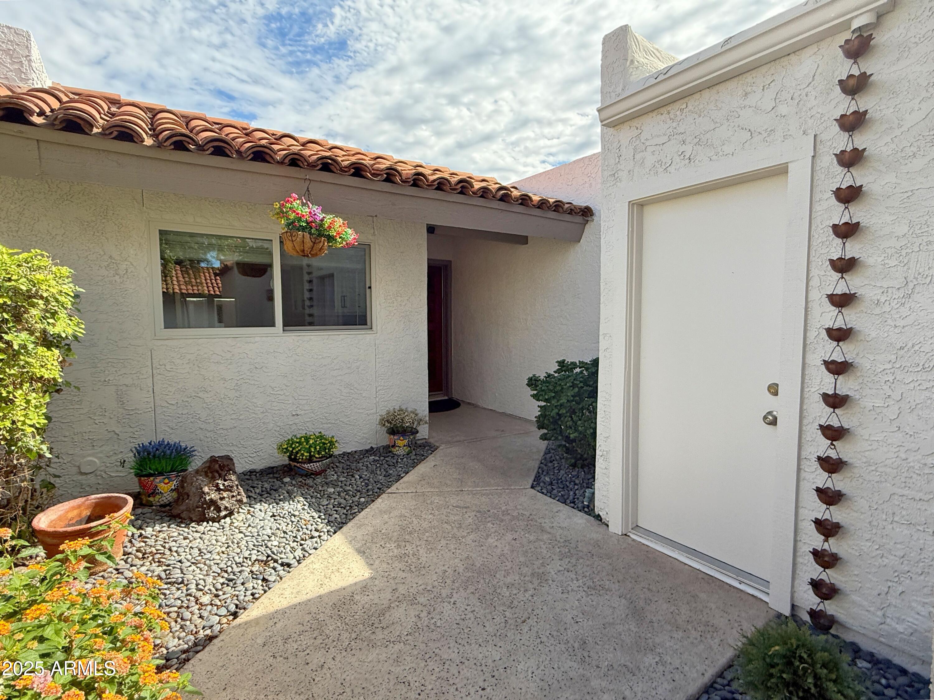 6533 N Maryland Circle