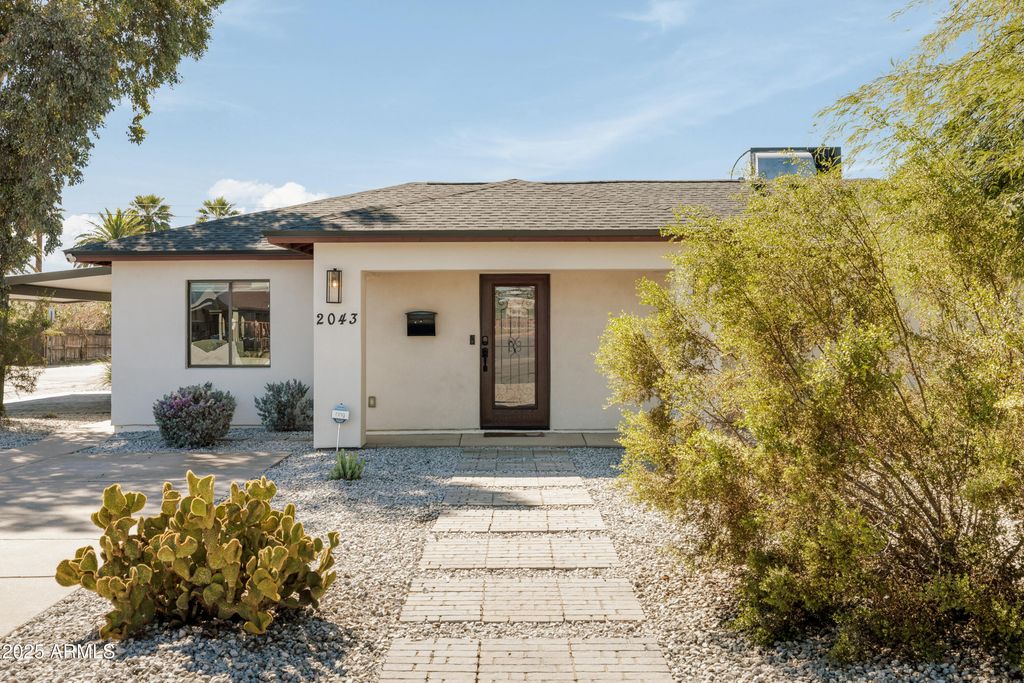 Photo of 2043 E Clarendon Avenue, Phoenix, AZ 85016 (MLS # 6937330)