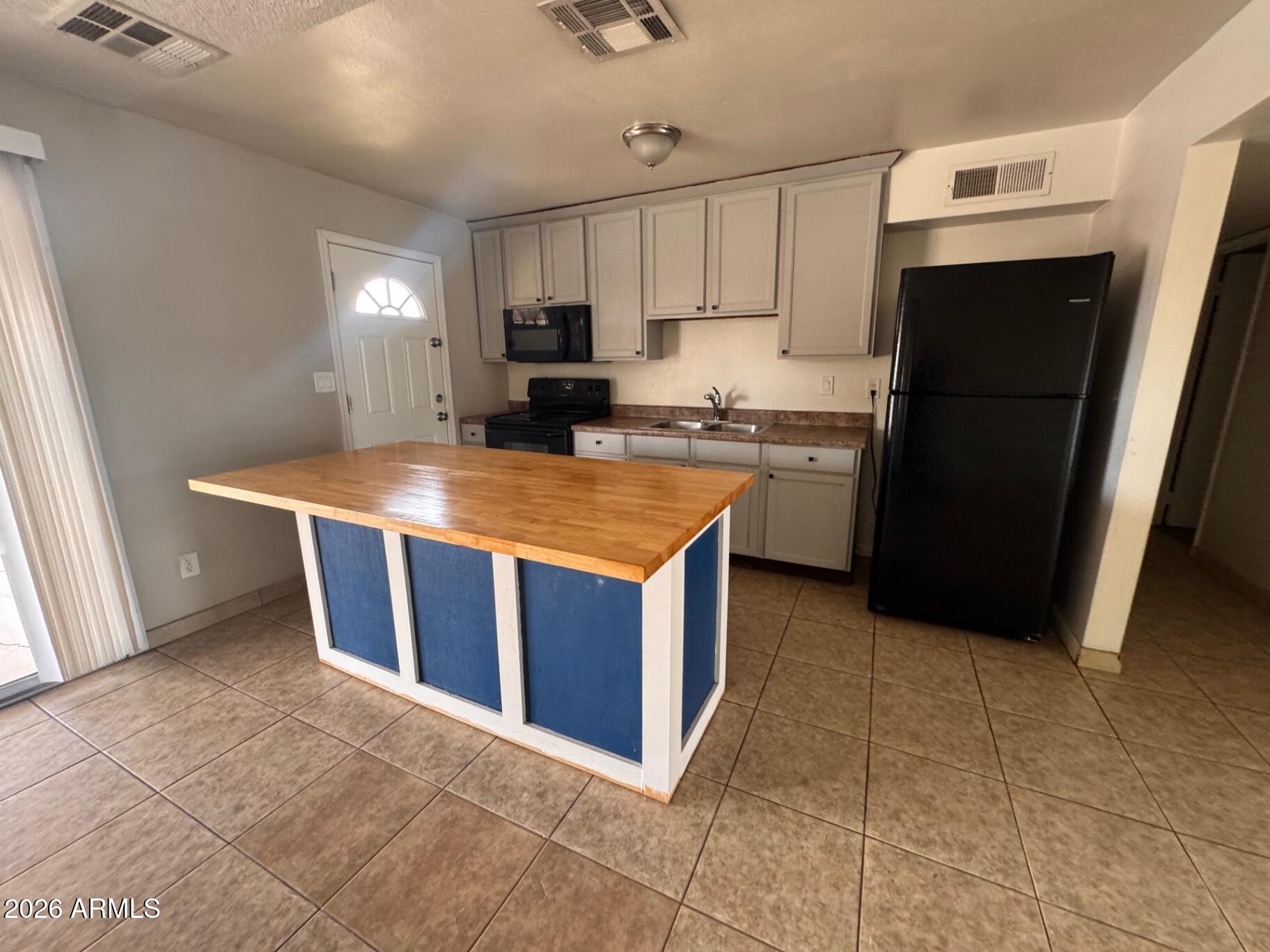 3731 W MYRTLE Avenue