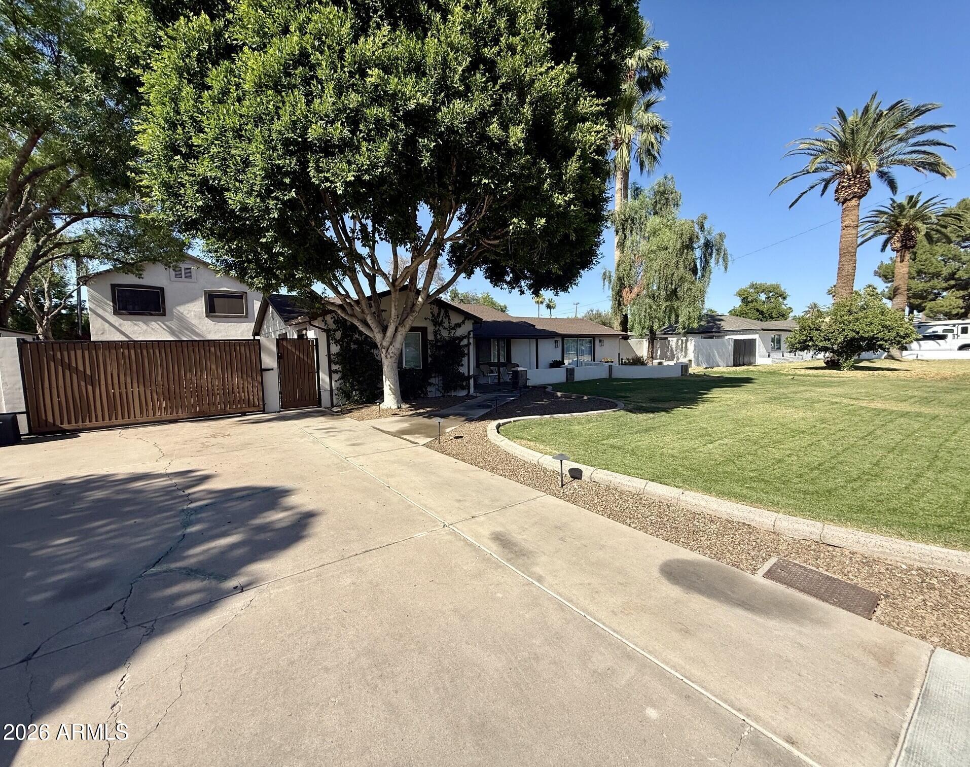 4028 E LEWIS Avenue