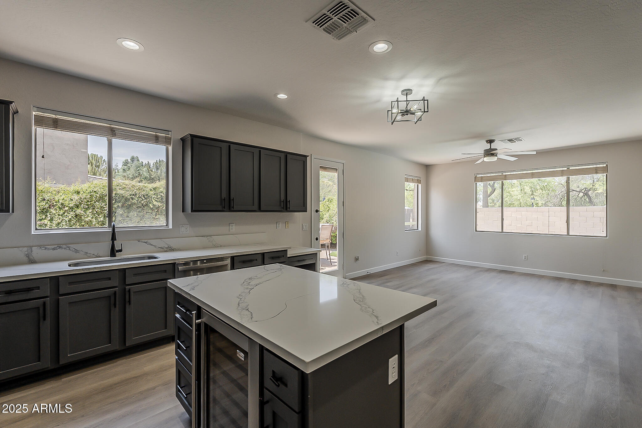 180 W ROADRUNNER Drive