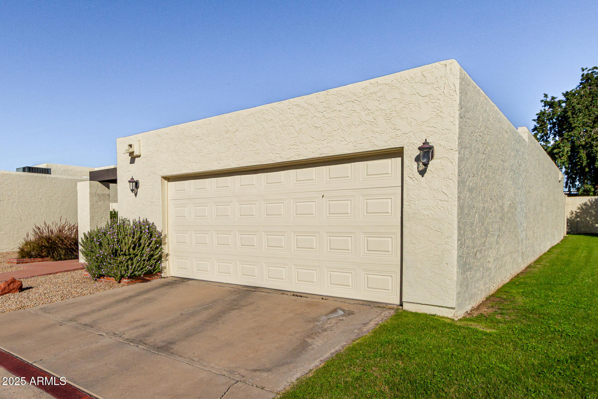 2902 W ALTADENA Avenue