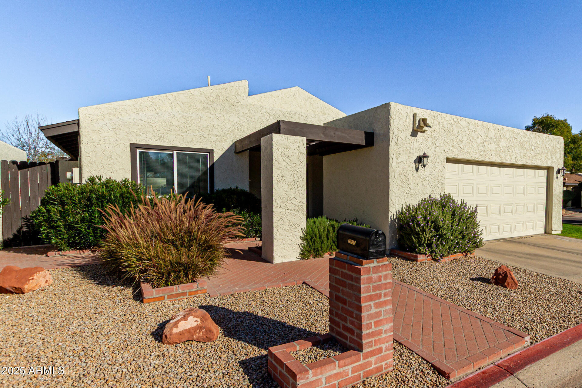 2902 W ALTADENA Avenue