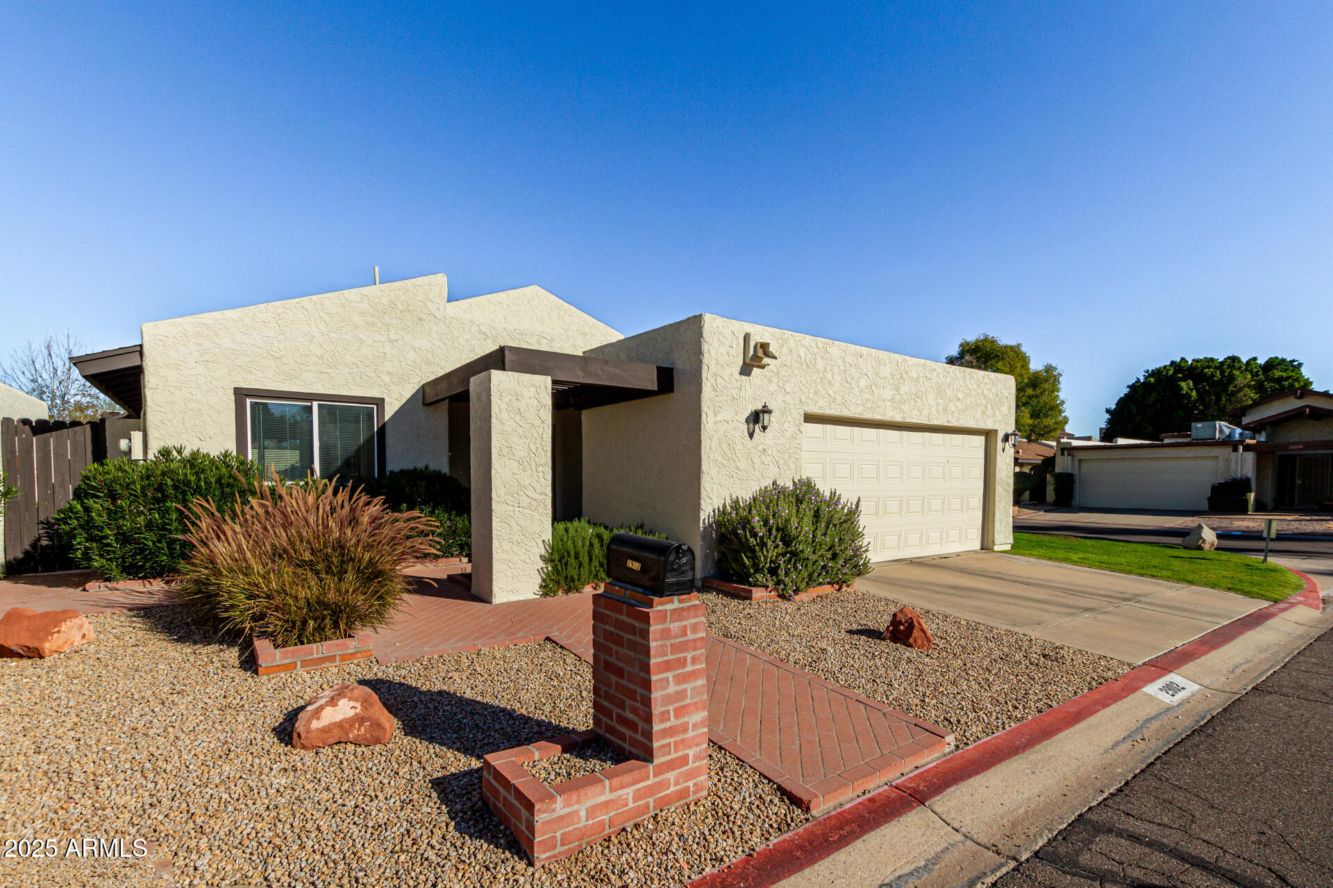 2902 W ALTADENA Avenue