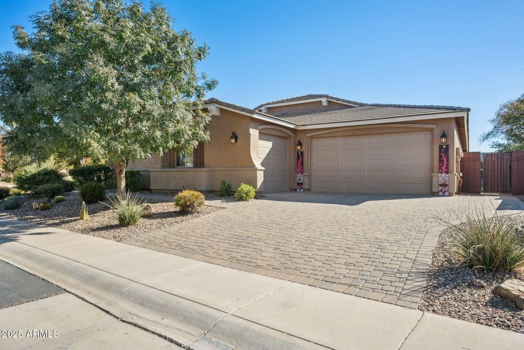 Photo of 401 W Basswood Avenue, San Tan Valley, AZ 85140 (MLS # 6958602)