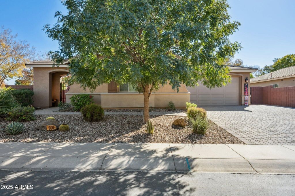 Photo of 401 W Basswood Avenue, San Tan Valley, AZ 85140 (MLS # 6958602)