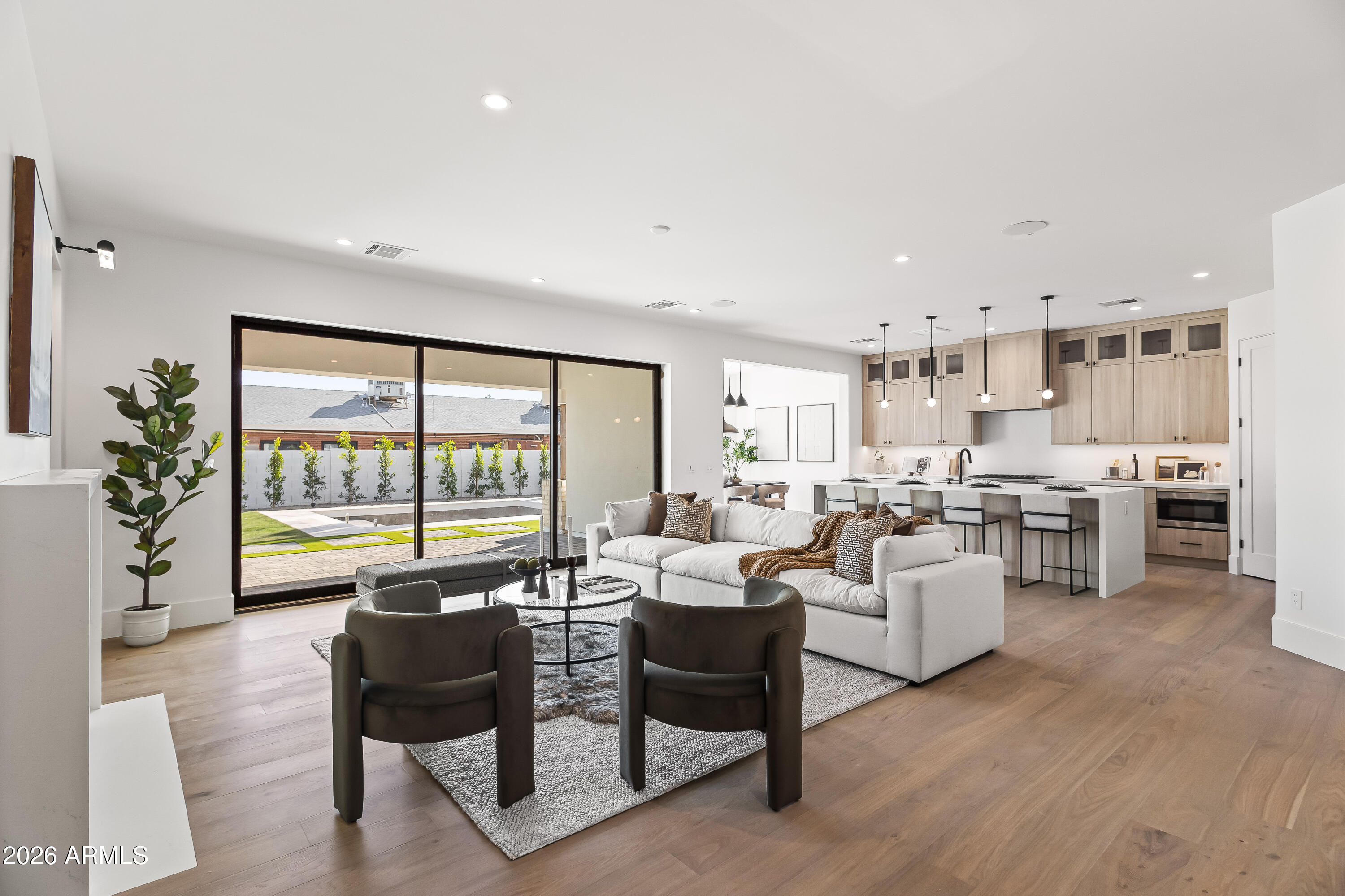 4015 E GLENROSA Avenue