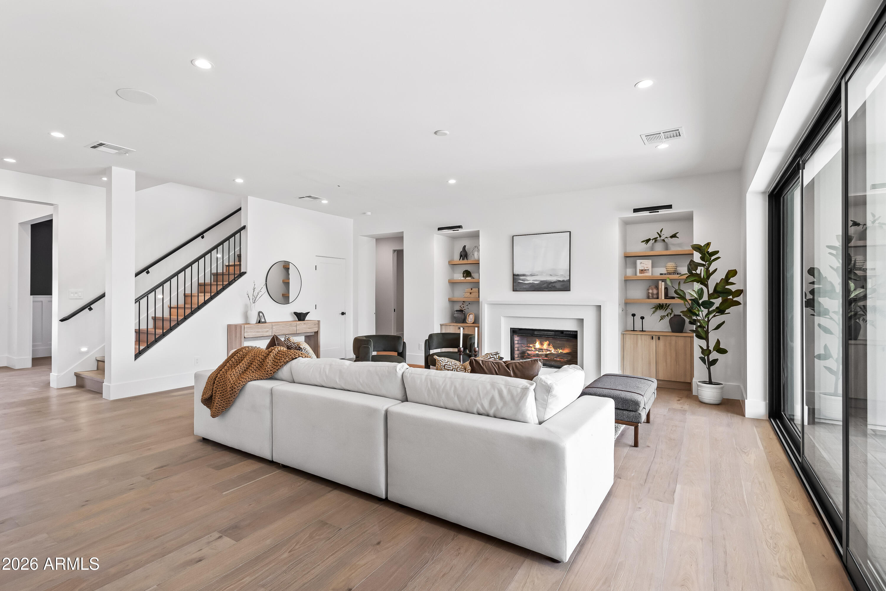 4015 E GLENROSA Avenue