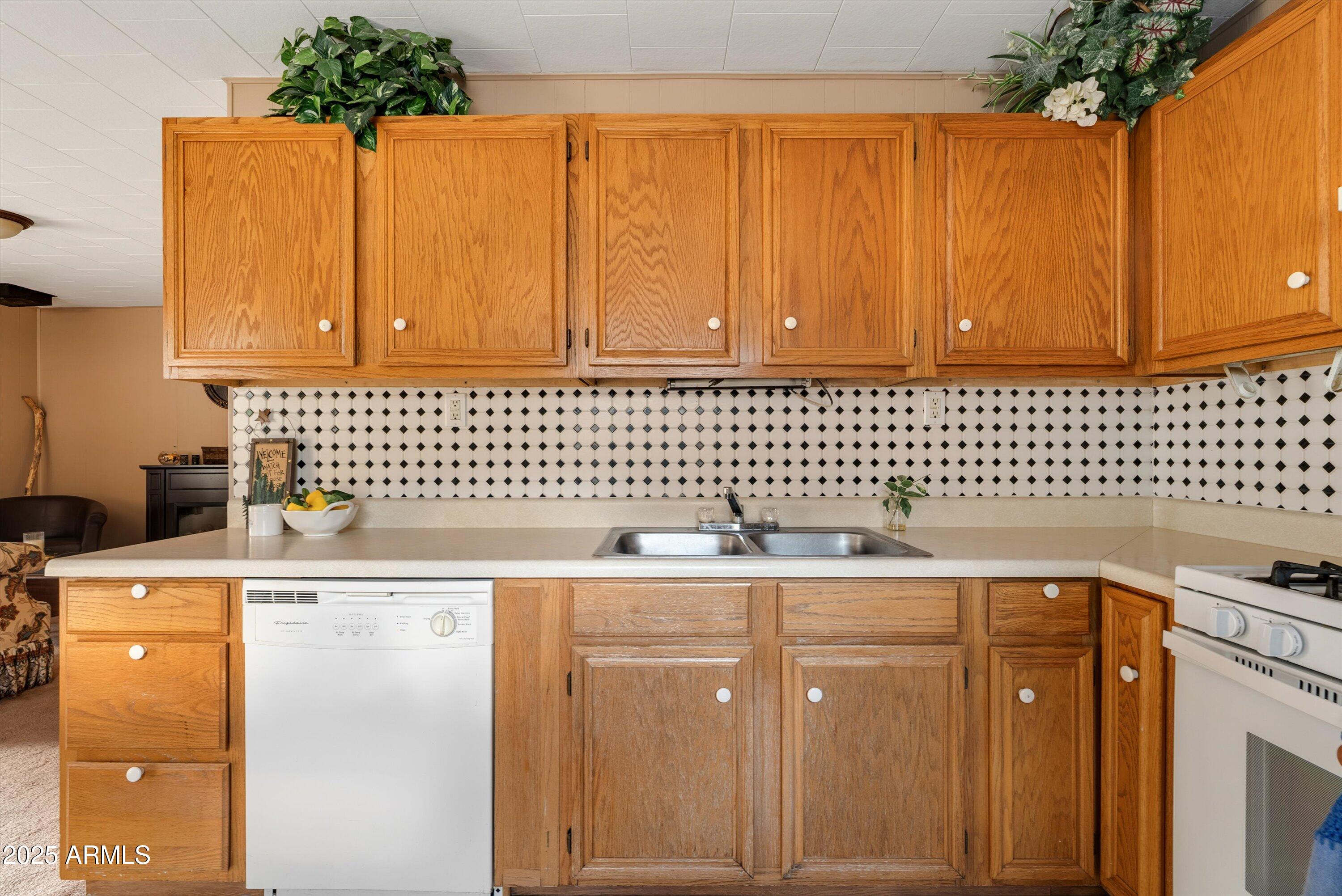 PINE CREST - Residential