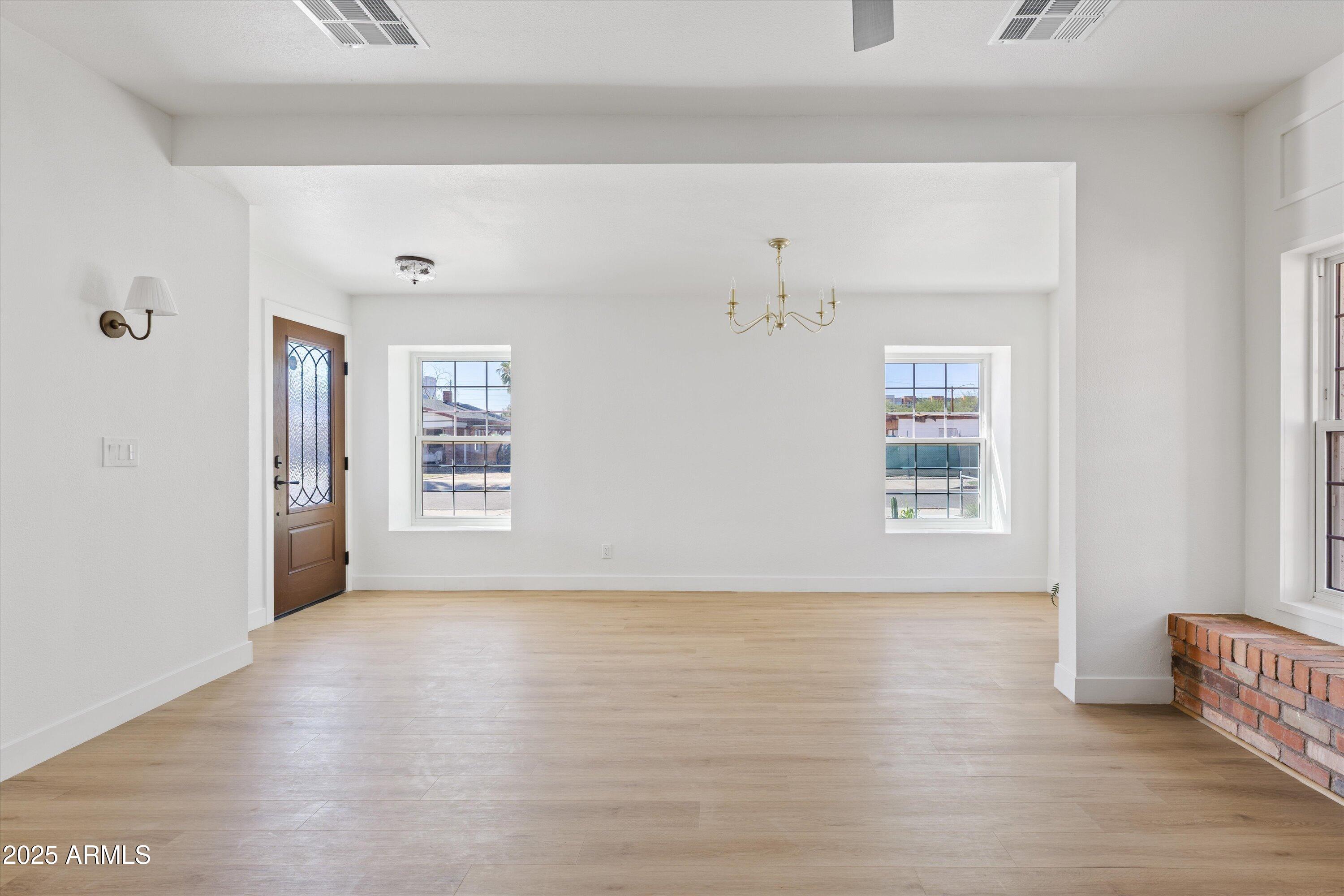 2241 N RICHLAND Street