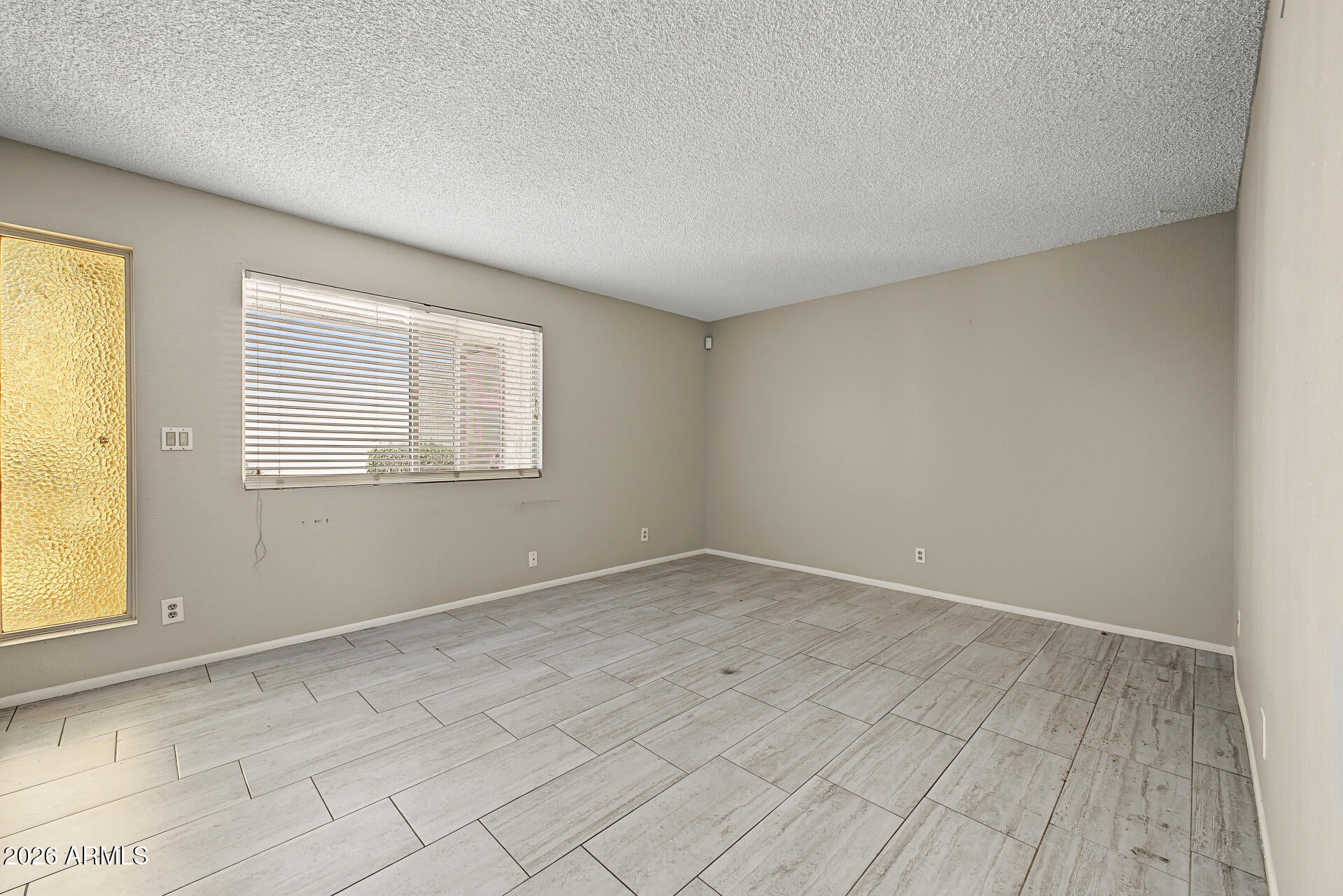 2106 W PONTIAC Drive