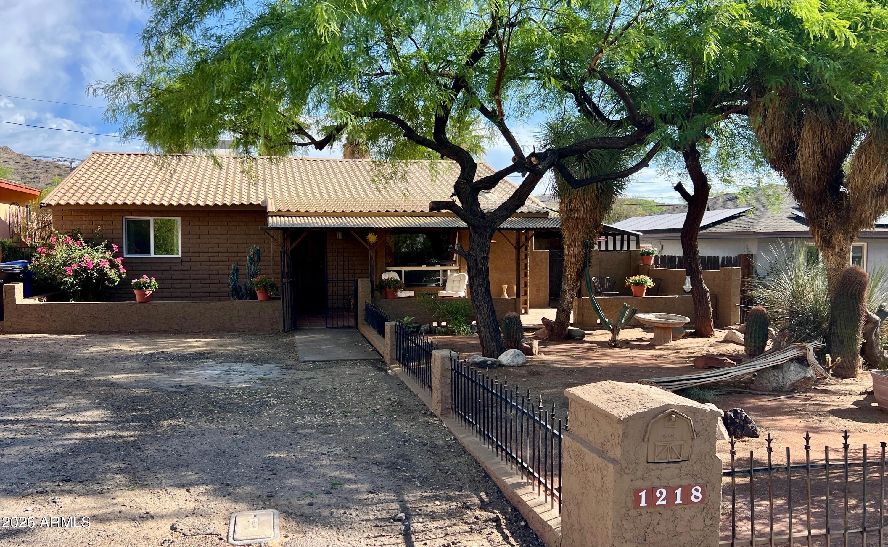 1218 E SHANGRI LA Road