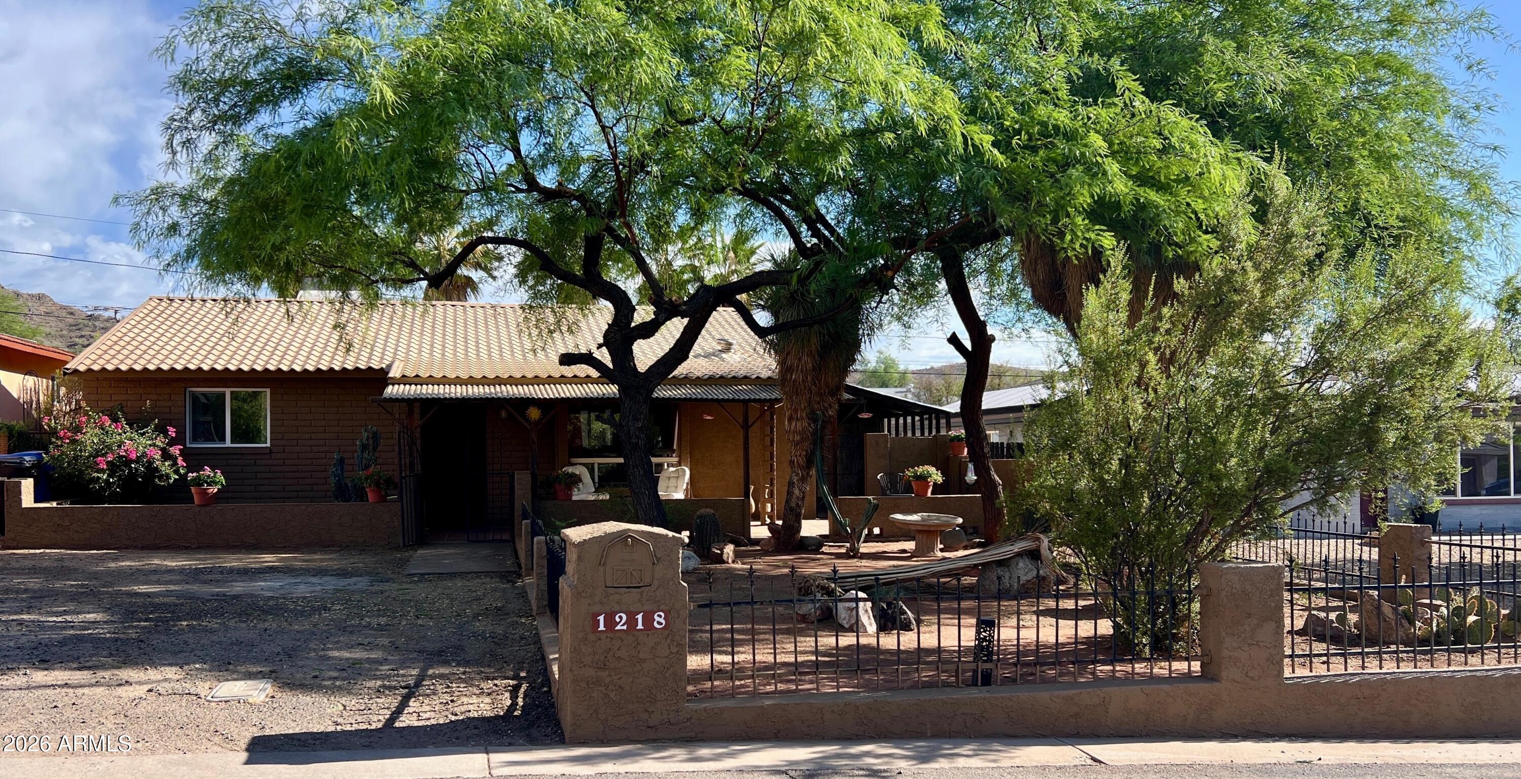 1218 E SHANGRI LA Road