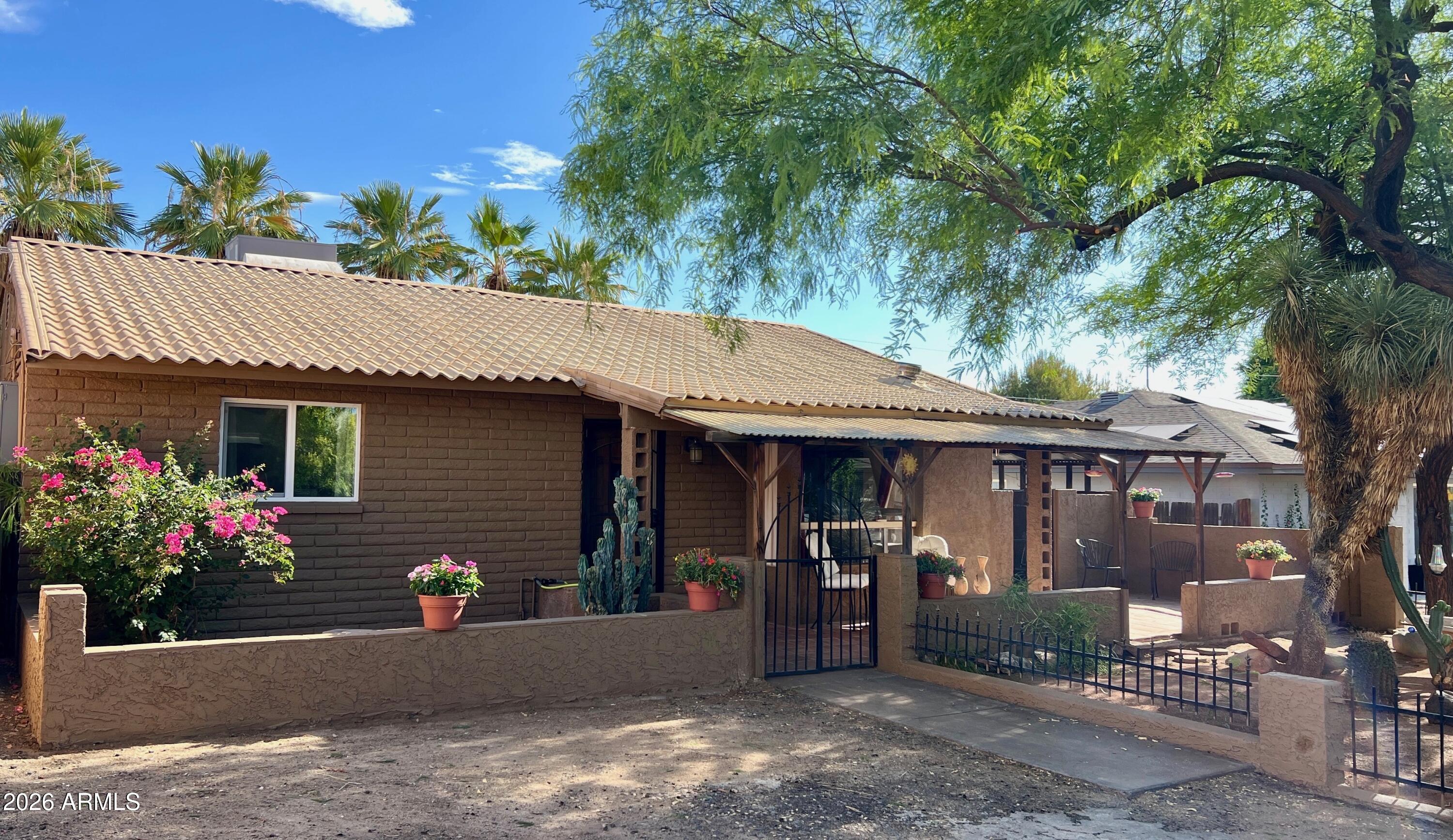 1218 E SHANGRI LA Road