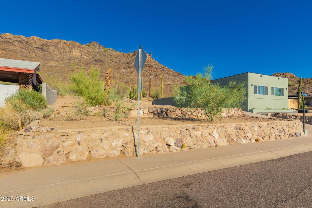 Photo of 8607 N 14th Street #229, Phoenix, AZ 85020 (MLS # 6914049)