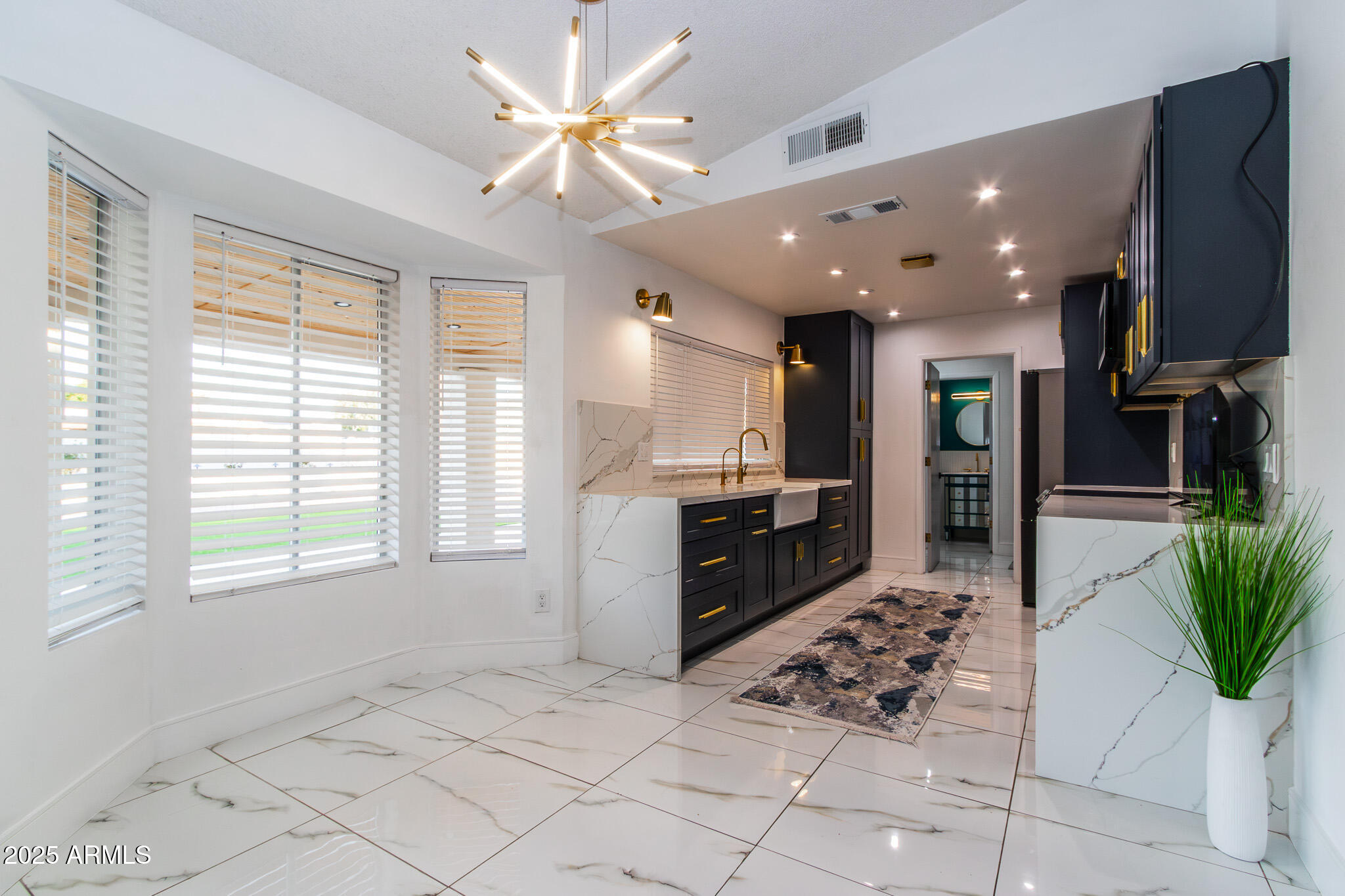 5922 W MICHELLE Drive