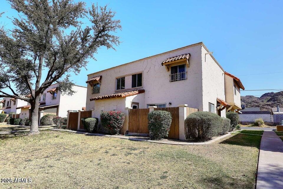 8819 N 12TH Place