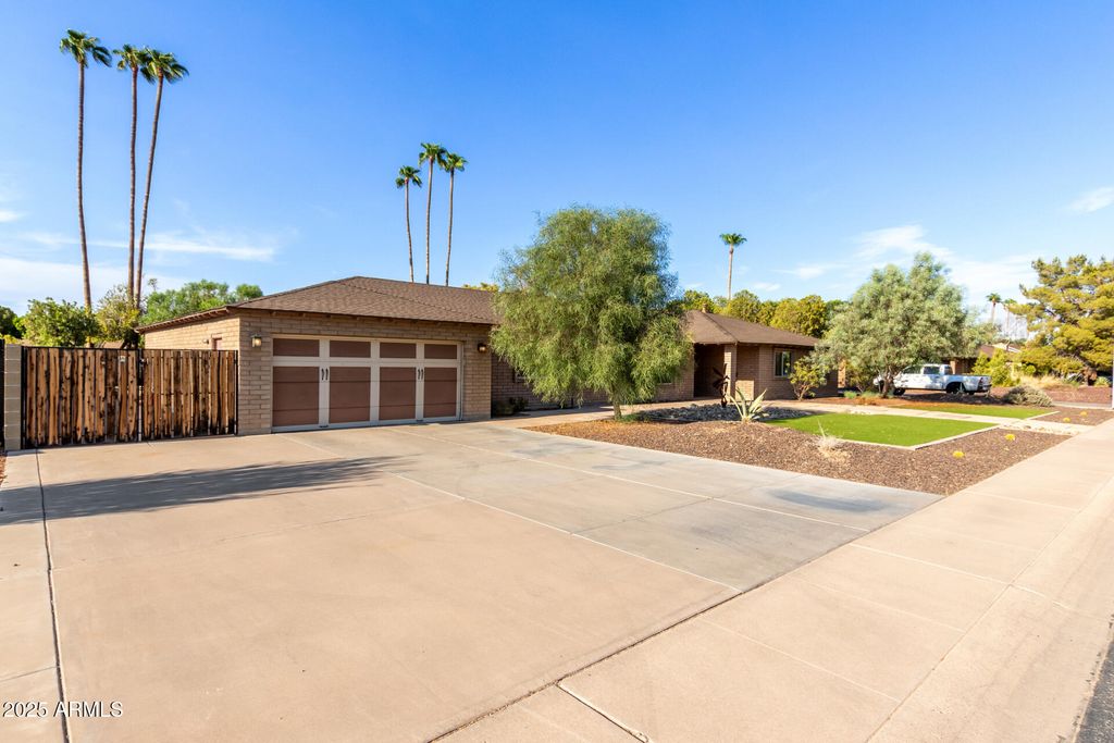 Photo of 2070 E Manhatton Drive, Tempe, AZ 85282 (MLS # 6903714)