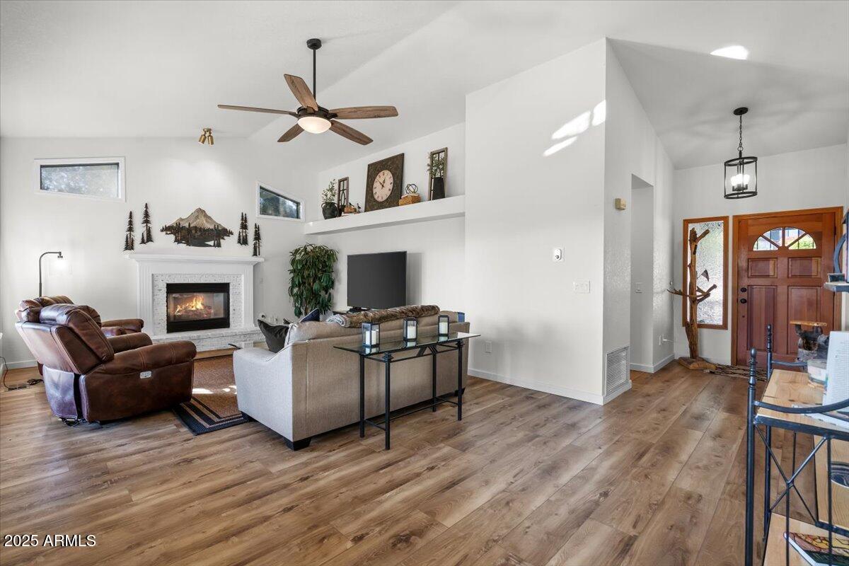 Homes 4 902 S SANTA FE Circle