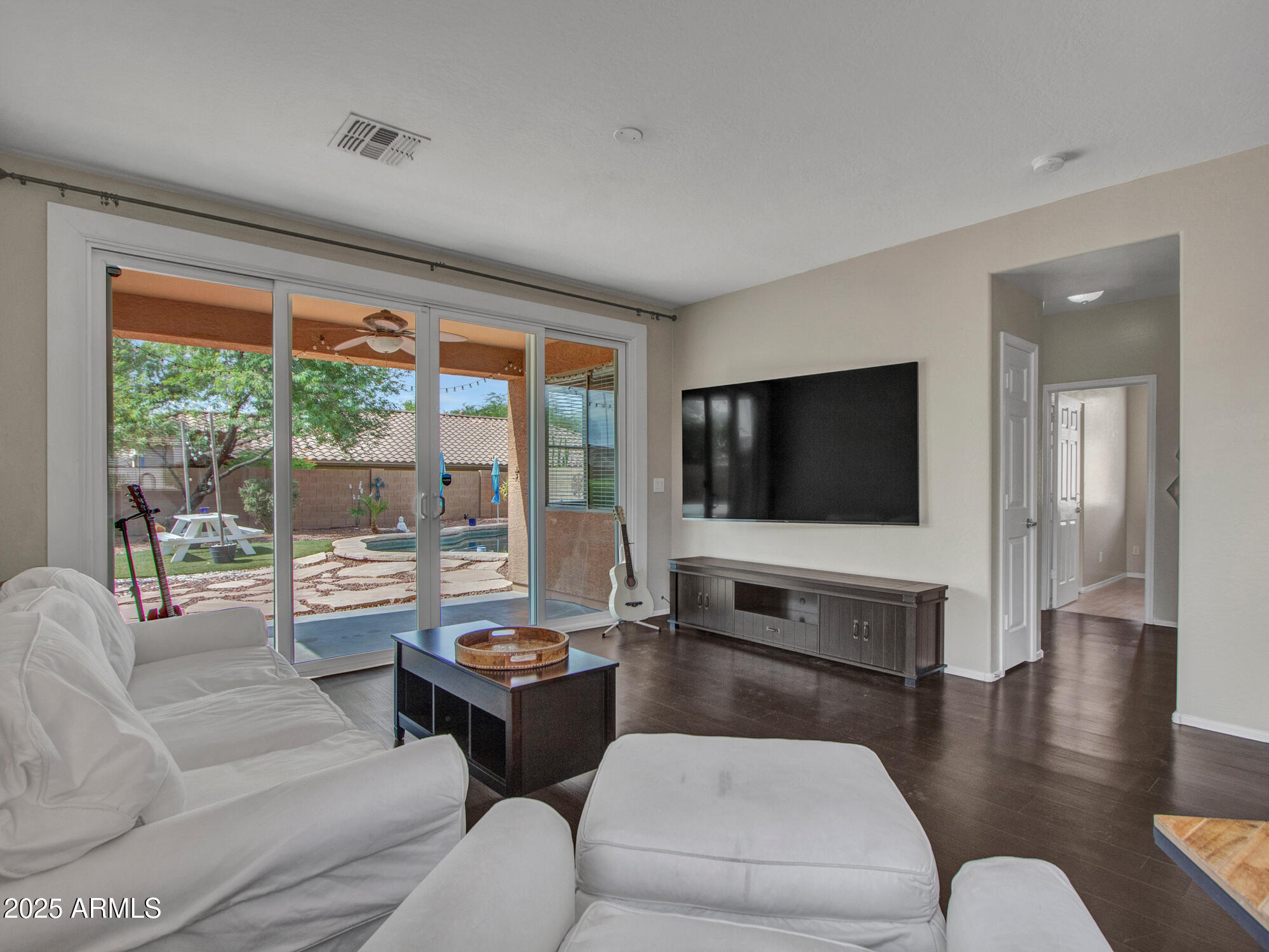 2407 W WARREN Drive