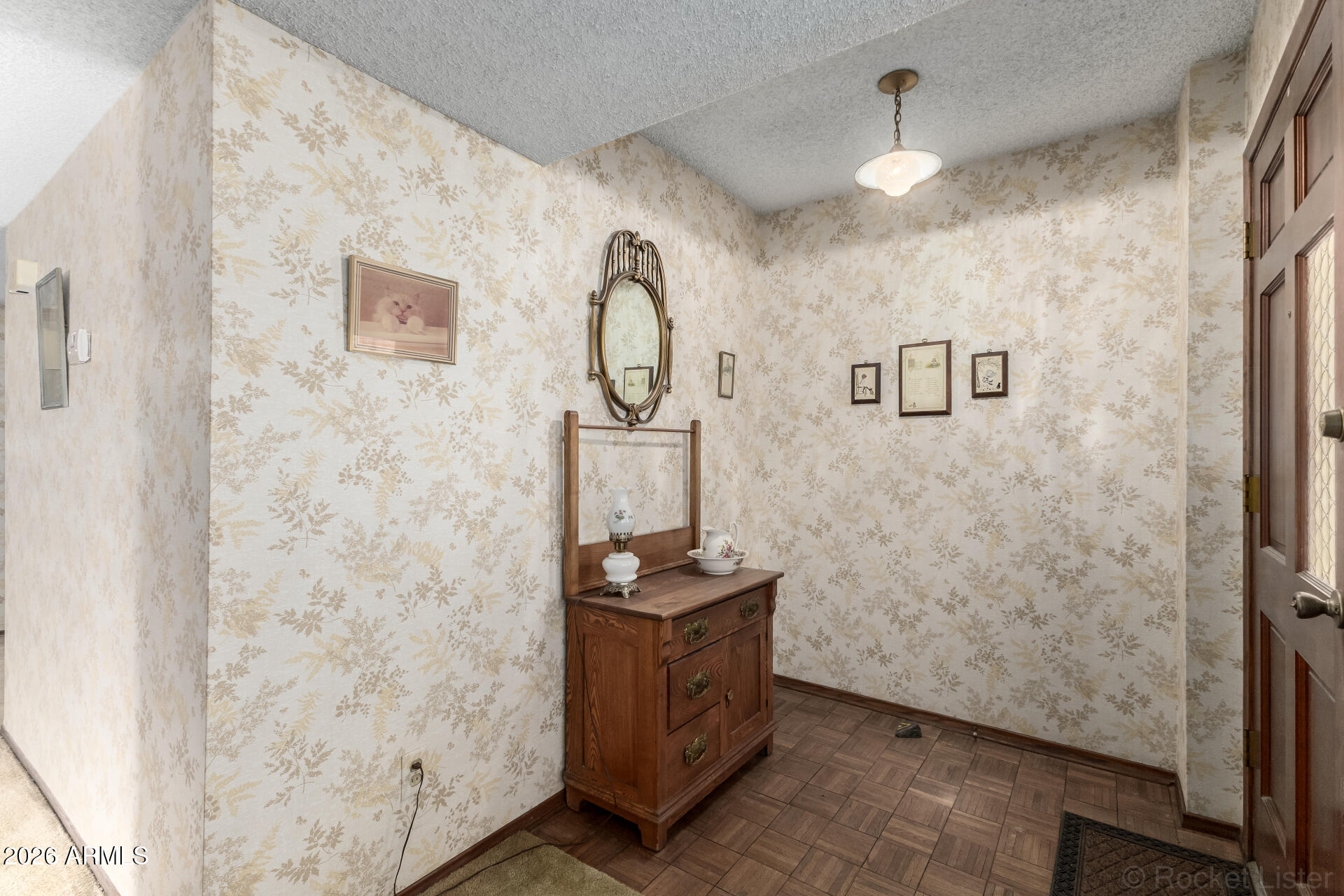 1319 W LAWRENCE Lane