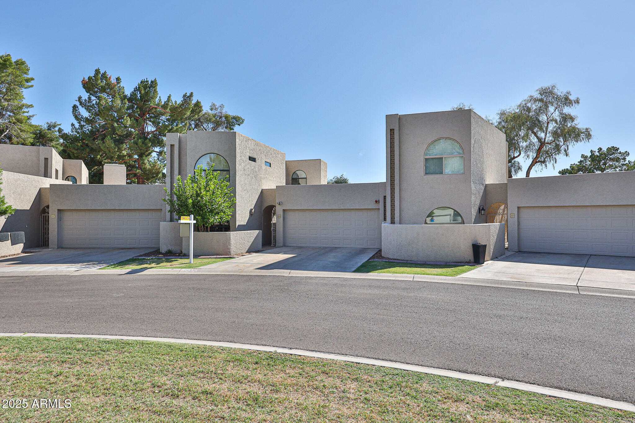 1035 N VISTA VERDE --