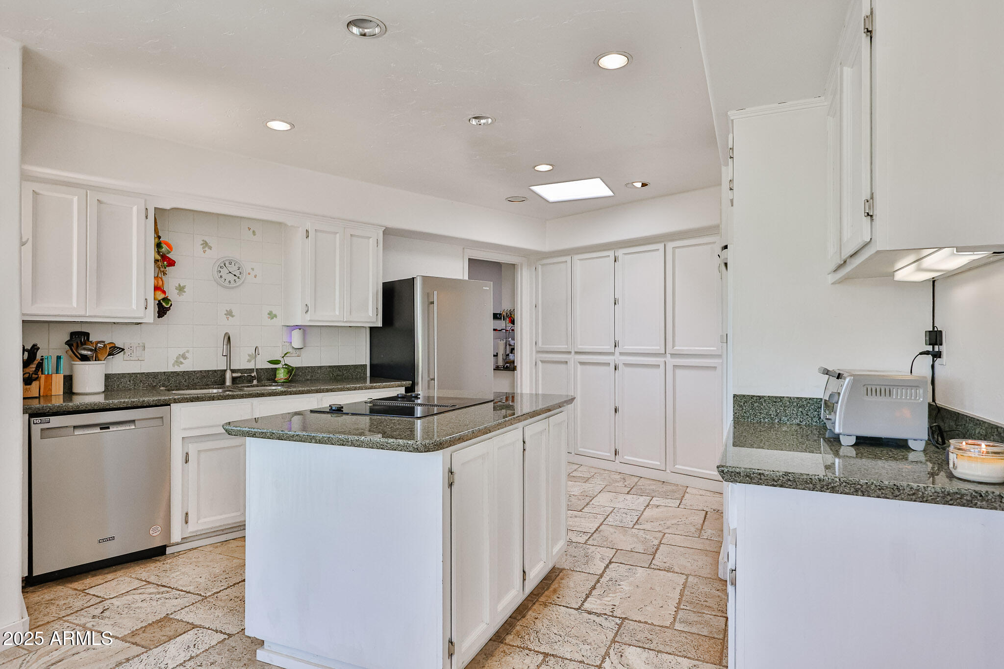 1035 N VISTA VERDE --