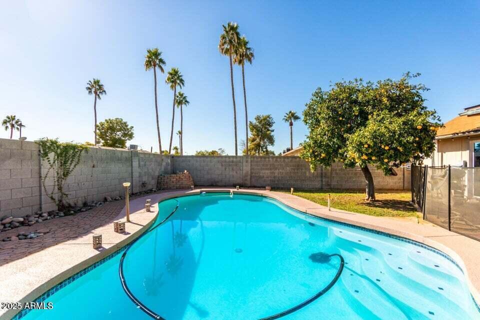1807 W MISSION Drive