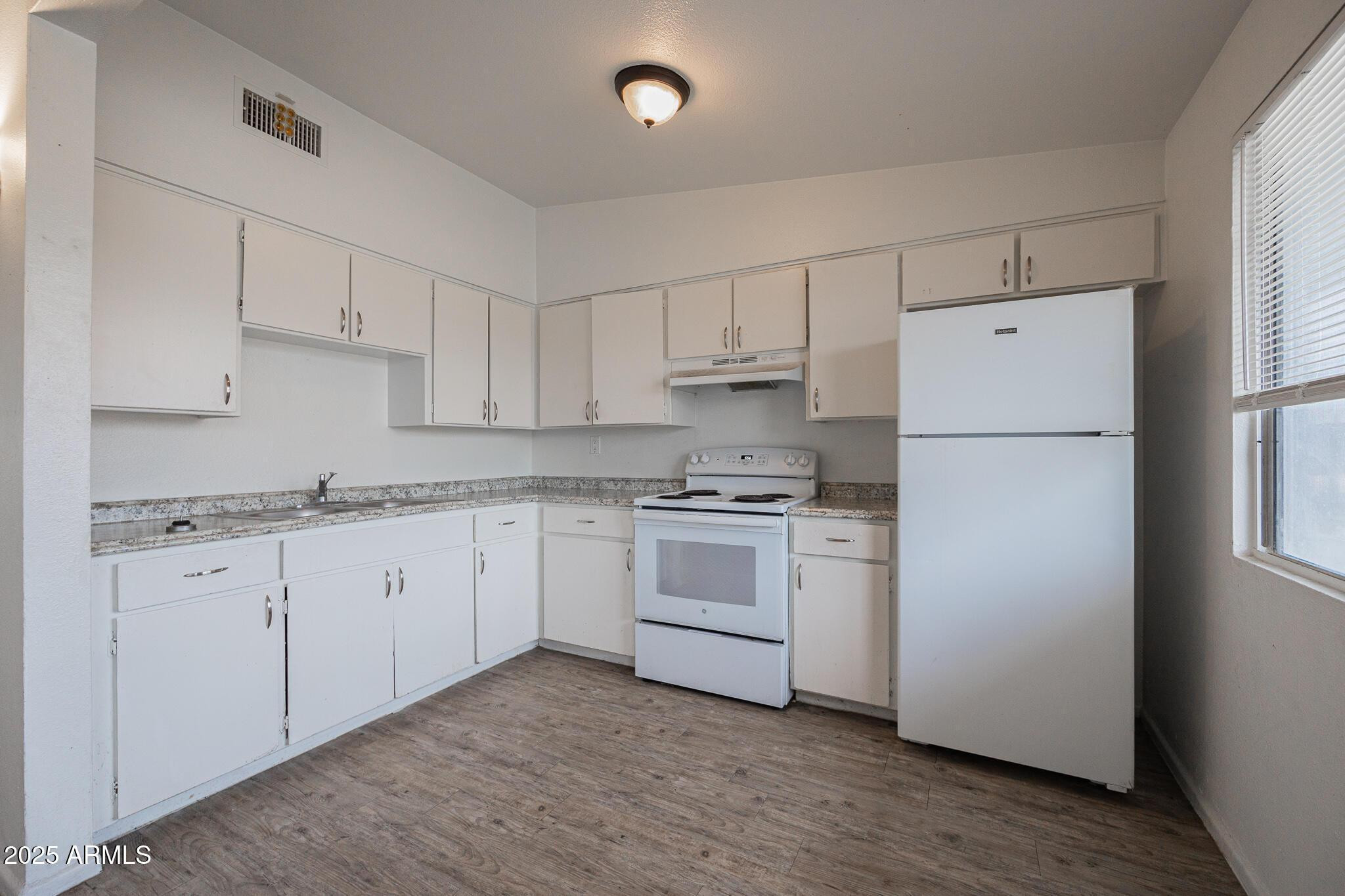 2115 W DEVONSHIRE Avenue 2