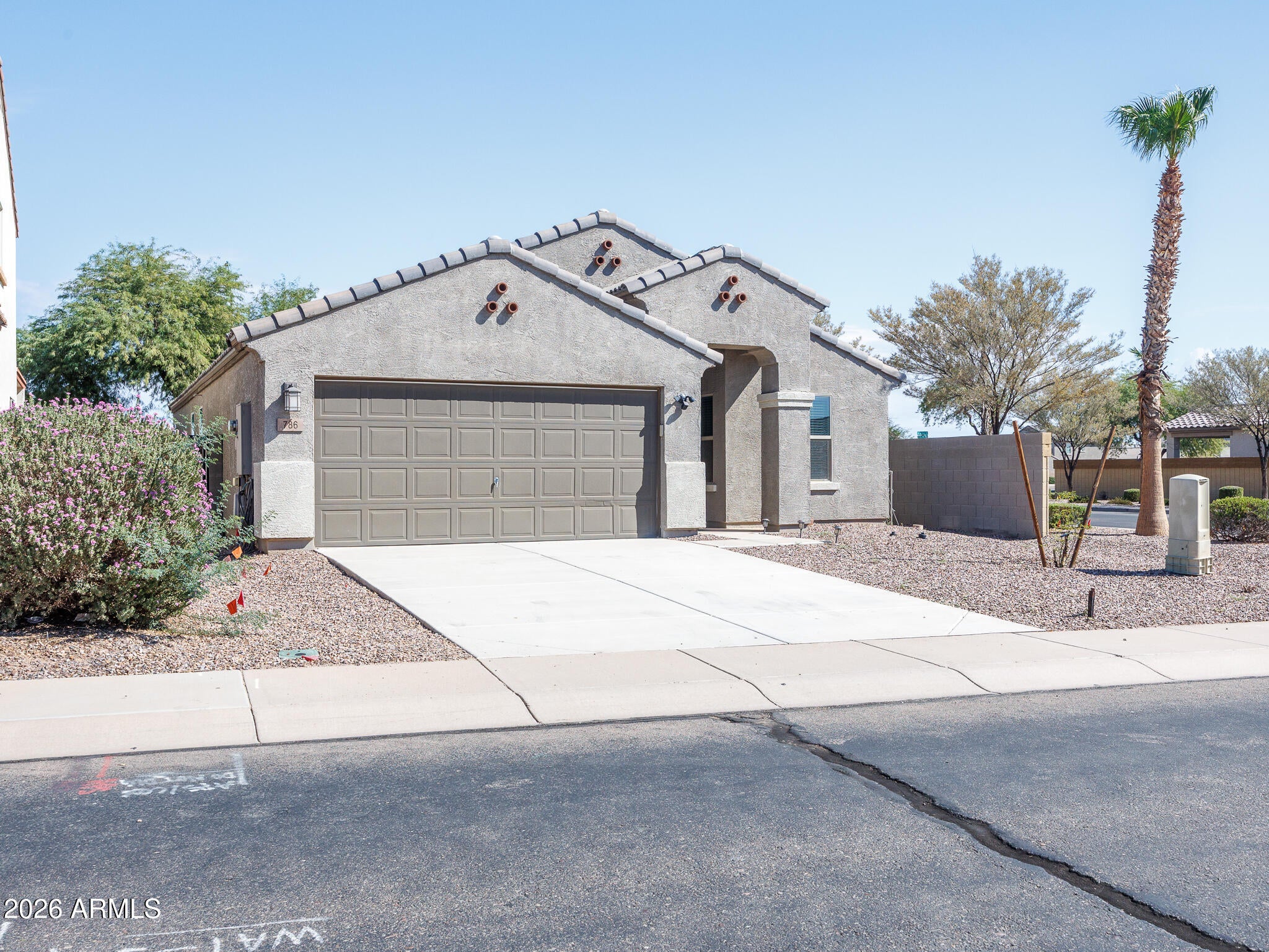 786 W KINGMAN Drive