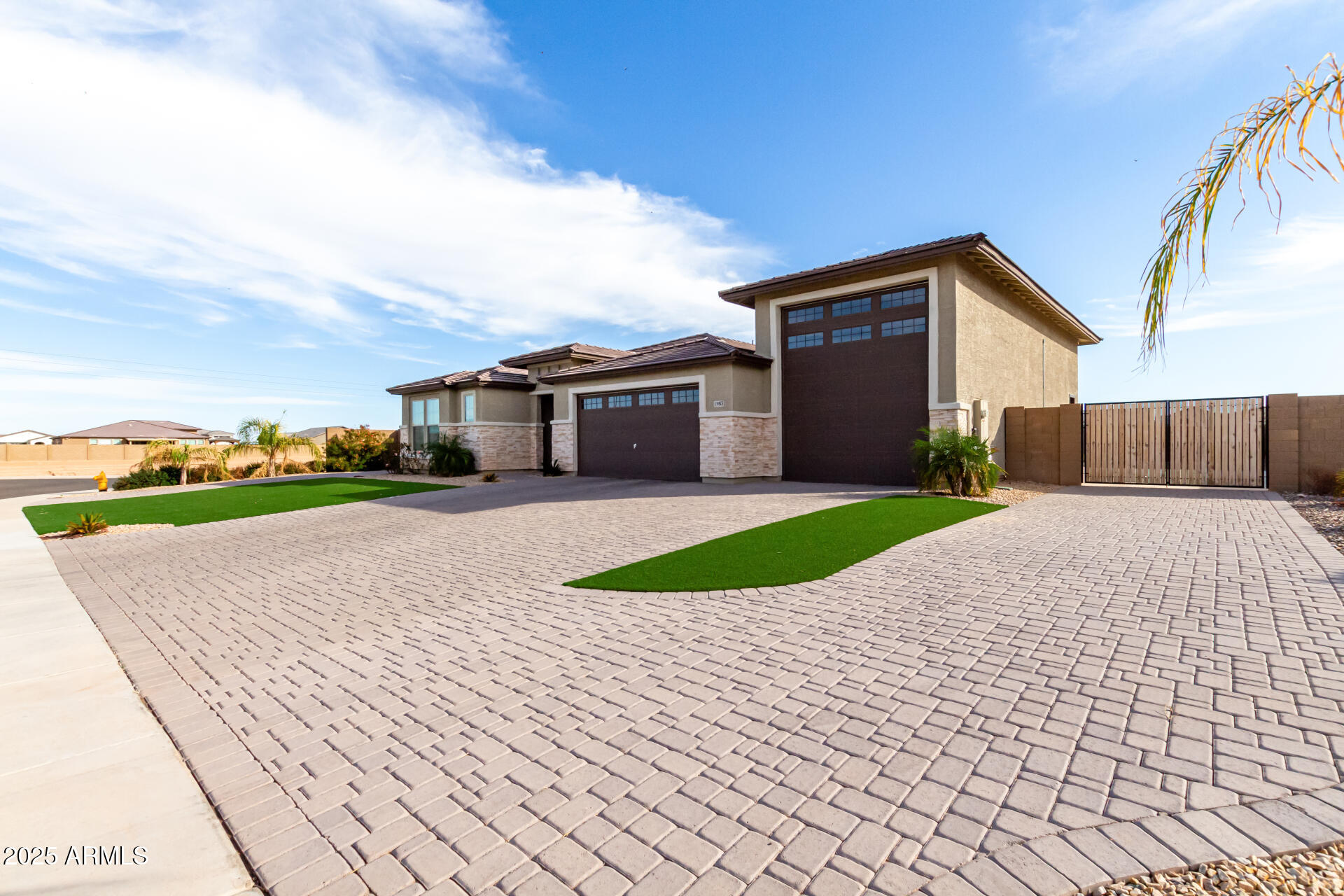 1983 E SARONA Court