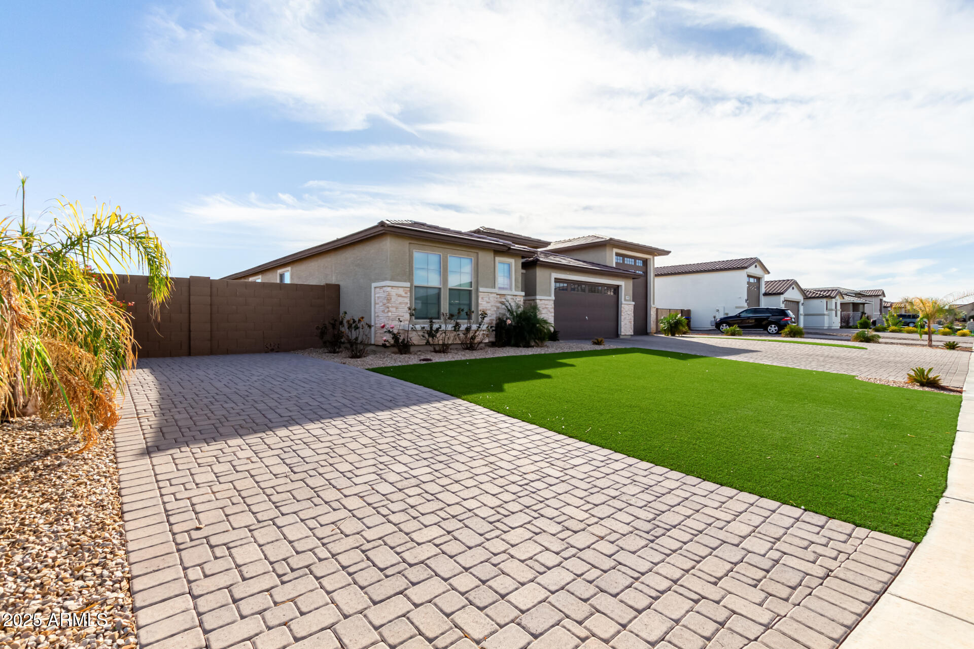 1983 E SARONA Court