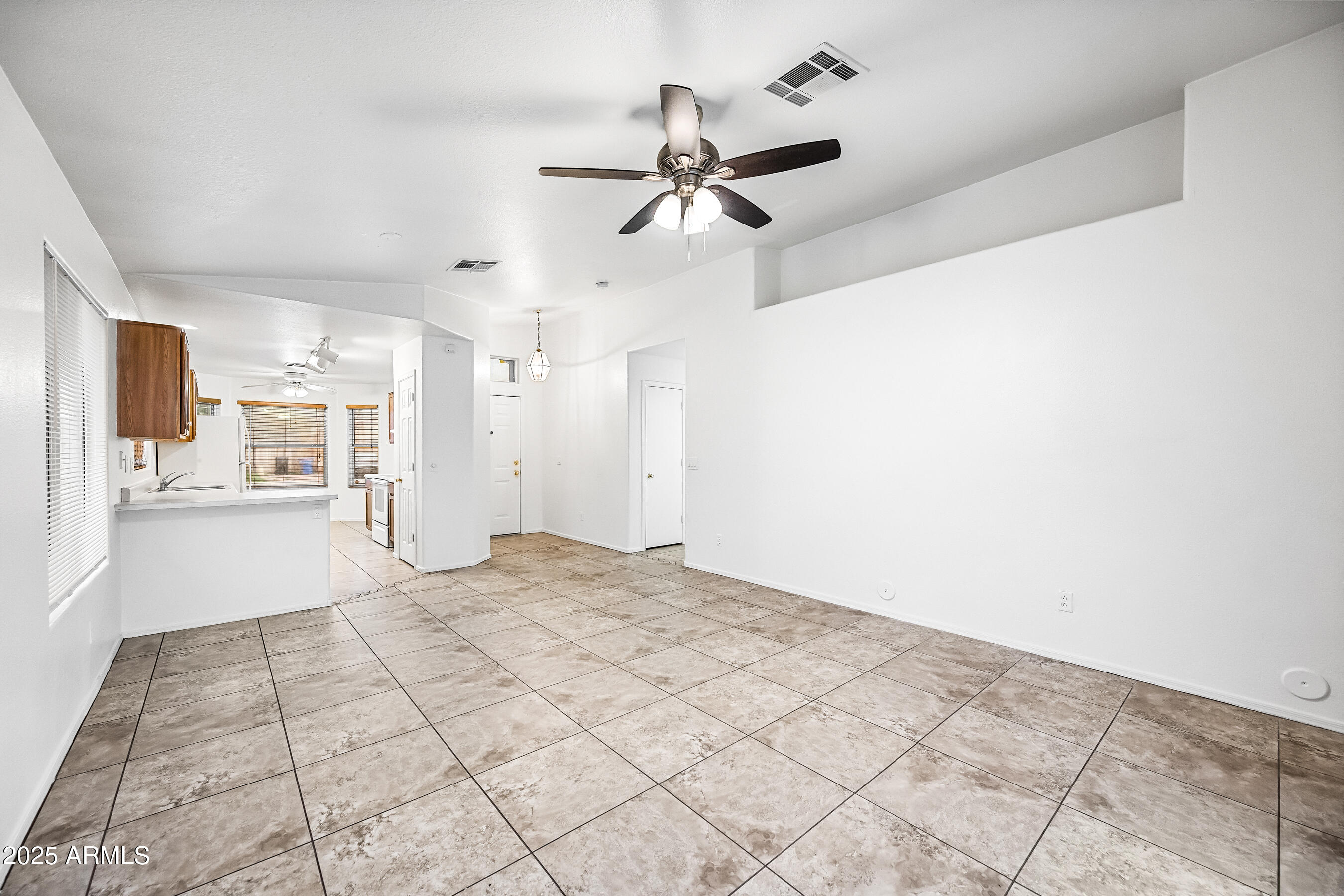 9018 W CAMBRIDGE Avenue