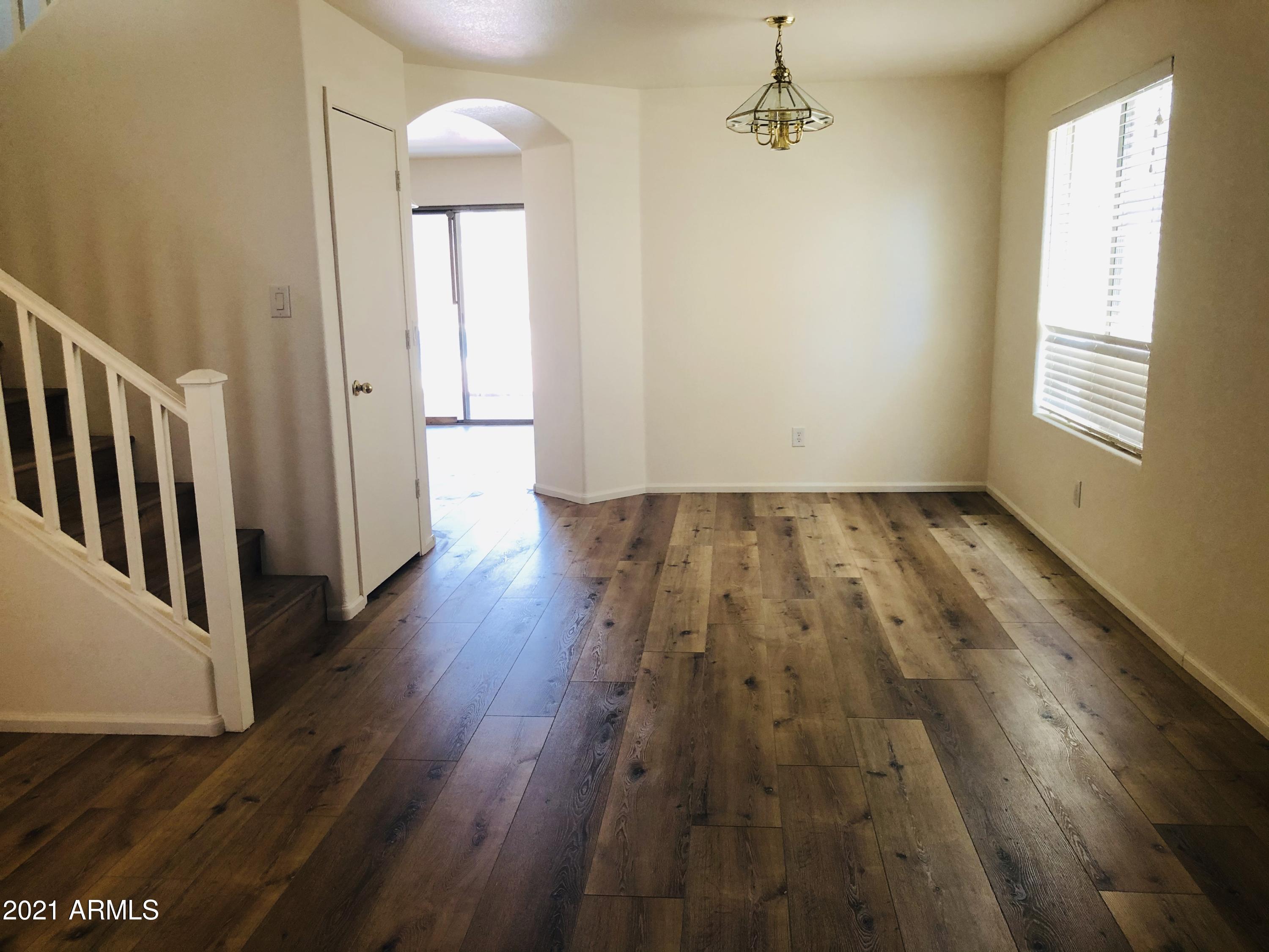 2528 W STRAIGHT ARROW Lane